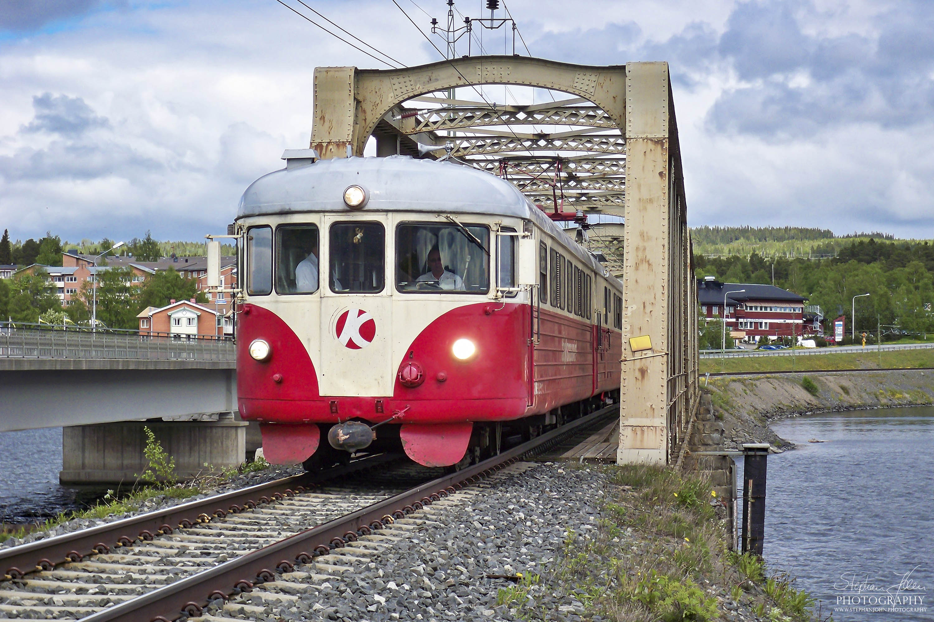 Ein elektrischer Triebwagen der schwedischen Baureihe X20 aüberquert die Brücke bei Järpen auf dem Weg nach Östersund 