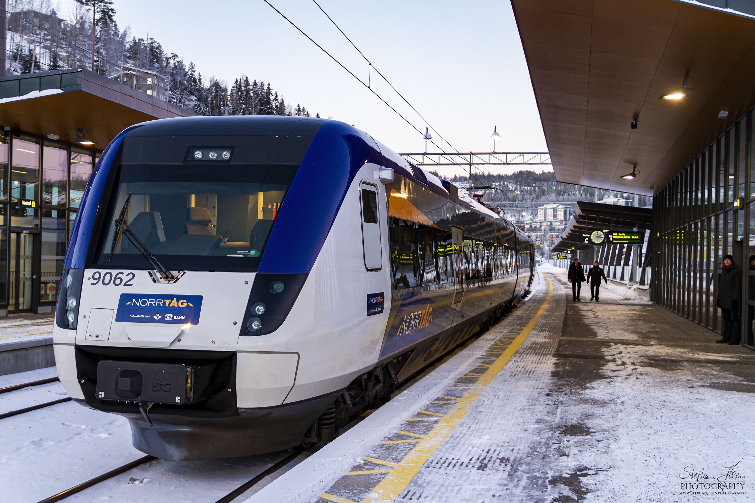 <p>Zug X51 9062 der Botniabahn steht in Örnsköldsvik C und fährt zurück nach Umeå Östra</p>