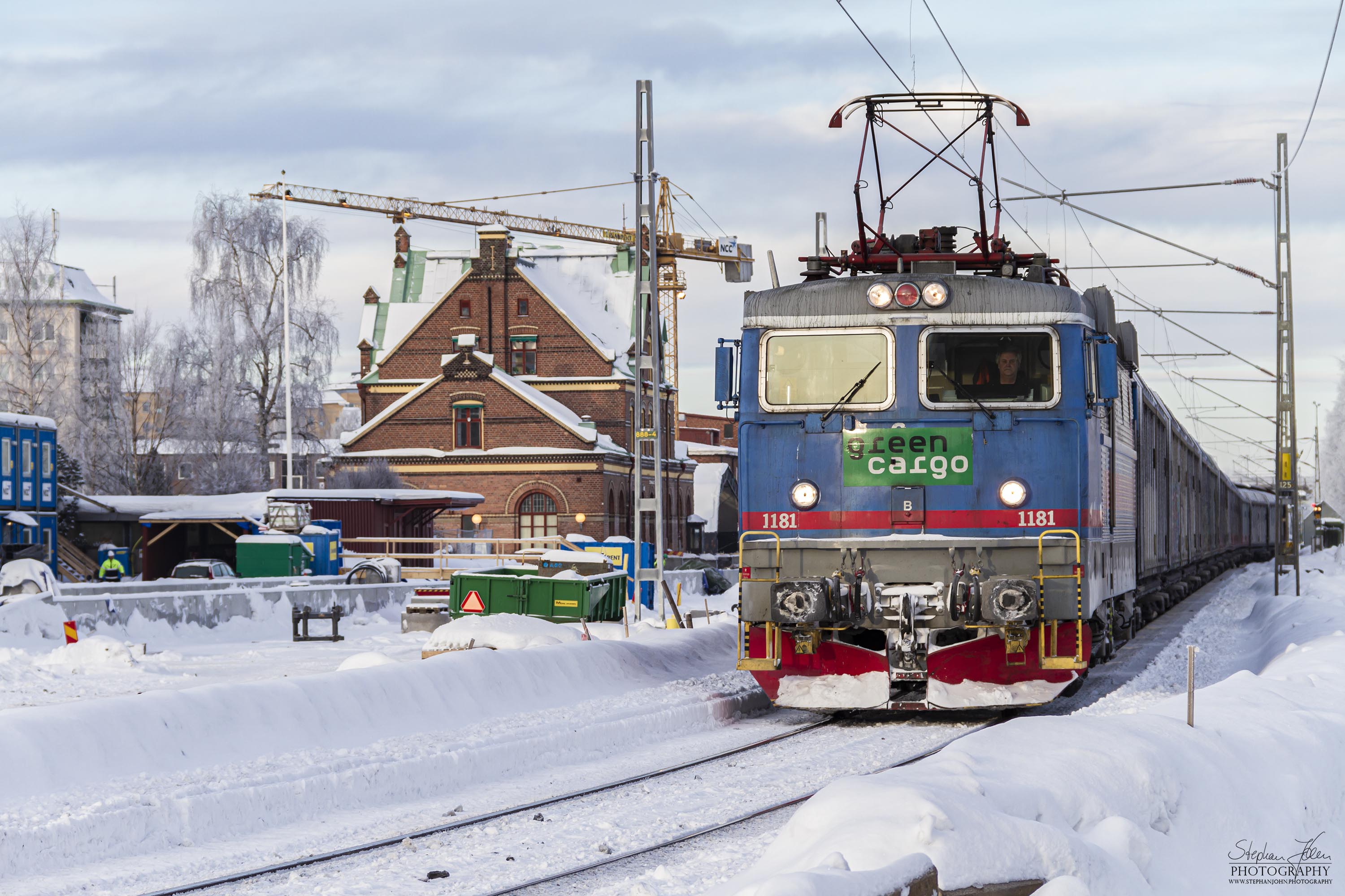 Während der Umbauphase des Bahnhofs fährt ein Güterzug durch das einzige durchgehende Gleis im bahnhof Umeå Central