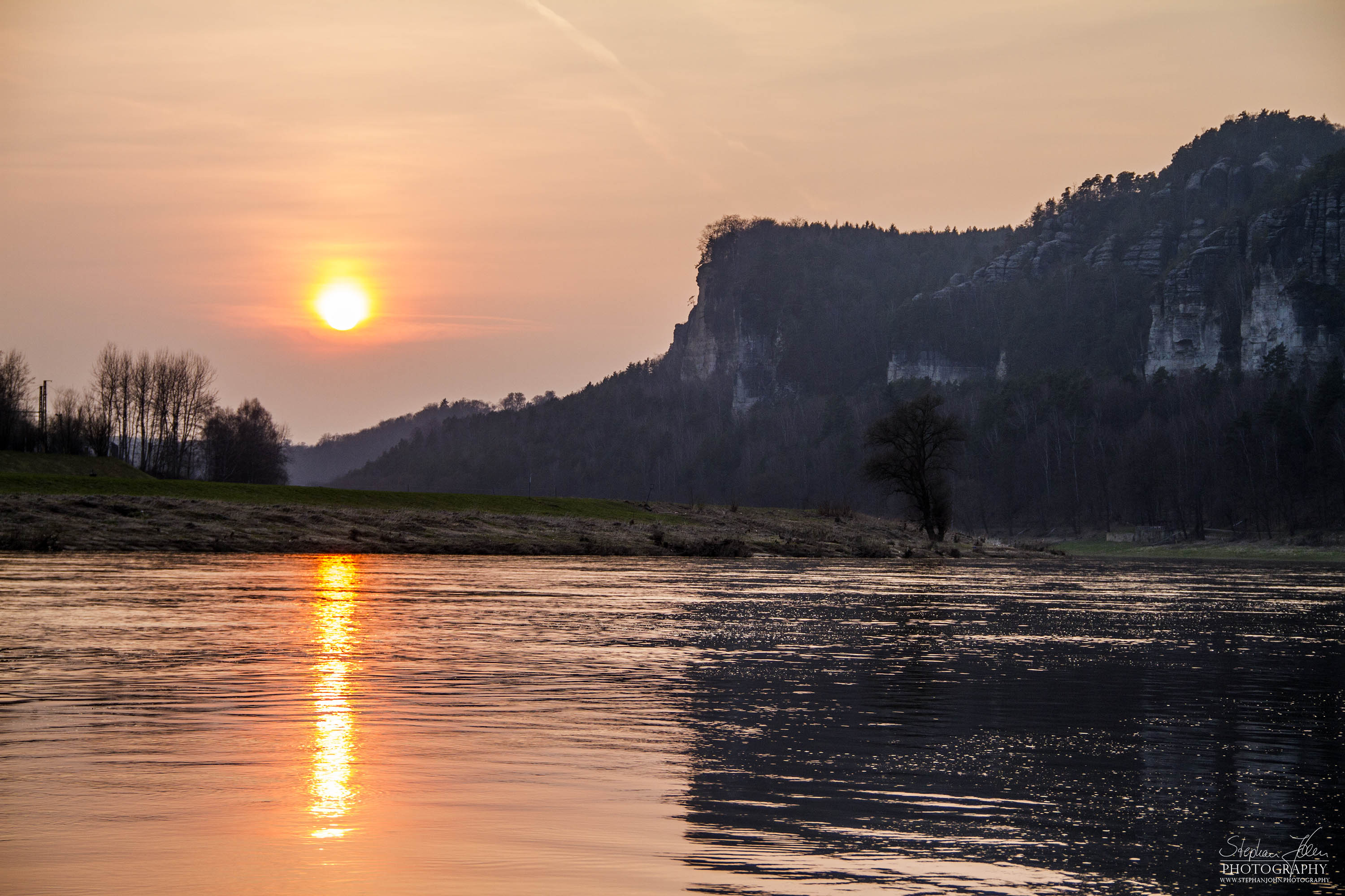 <p>Sonnenuntergang über der Elbe bei Rathen</p>