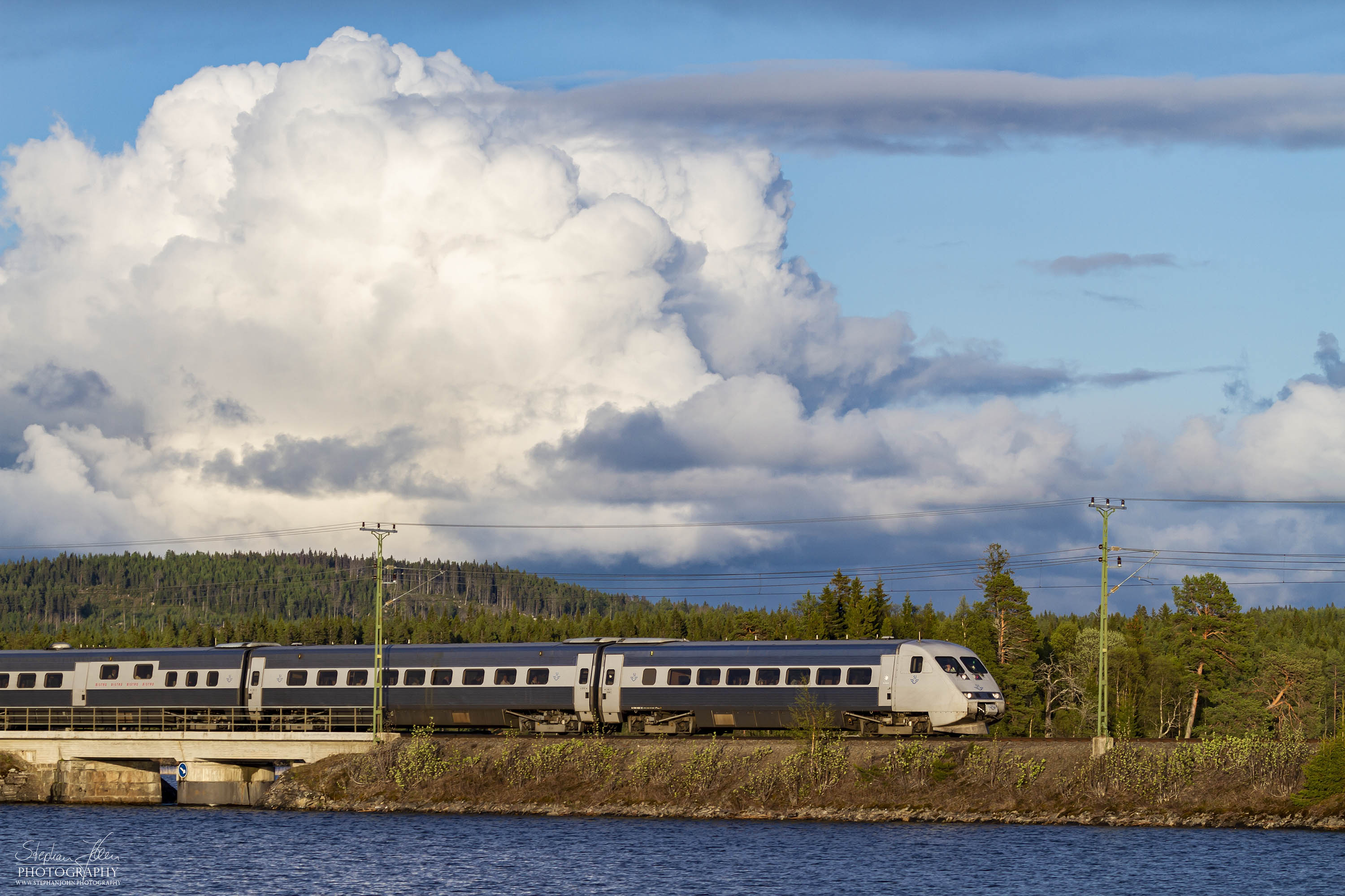 Ein X2000 der SJ bei Gällö (Provinz Jämtlands län)