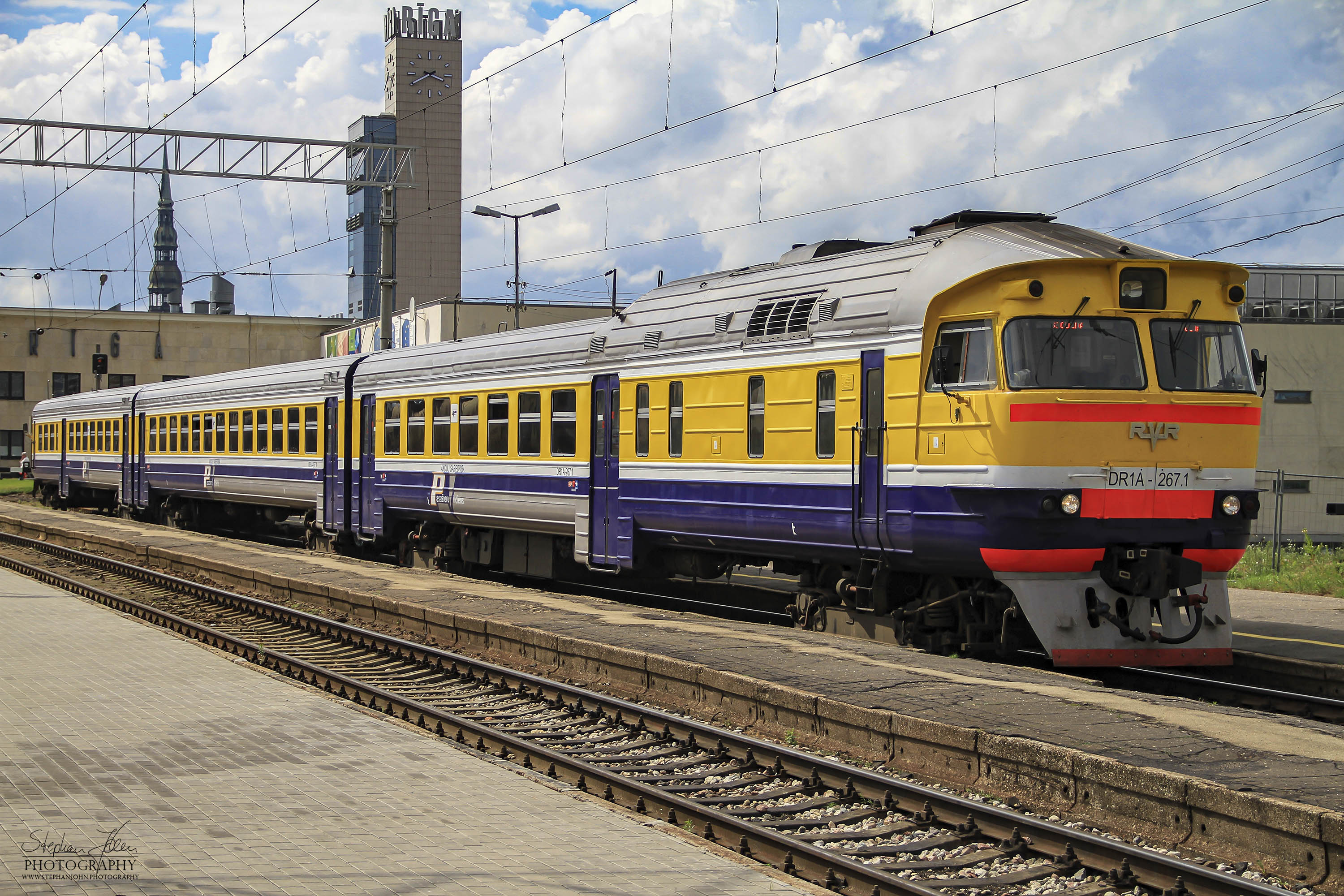 Triebwagenzug DR1A-267.1 steht abfahrtbereit in Riga Hbf