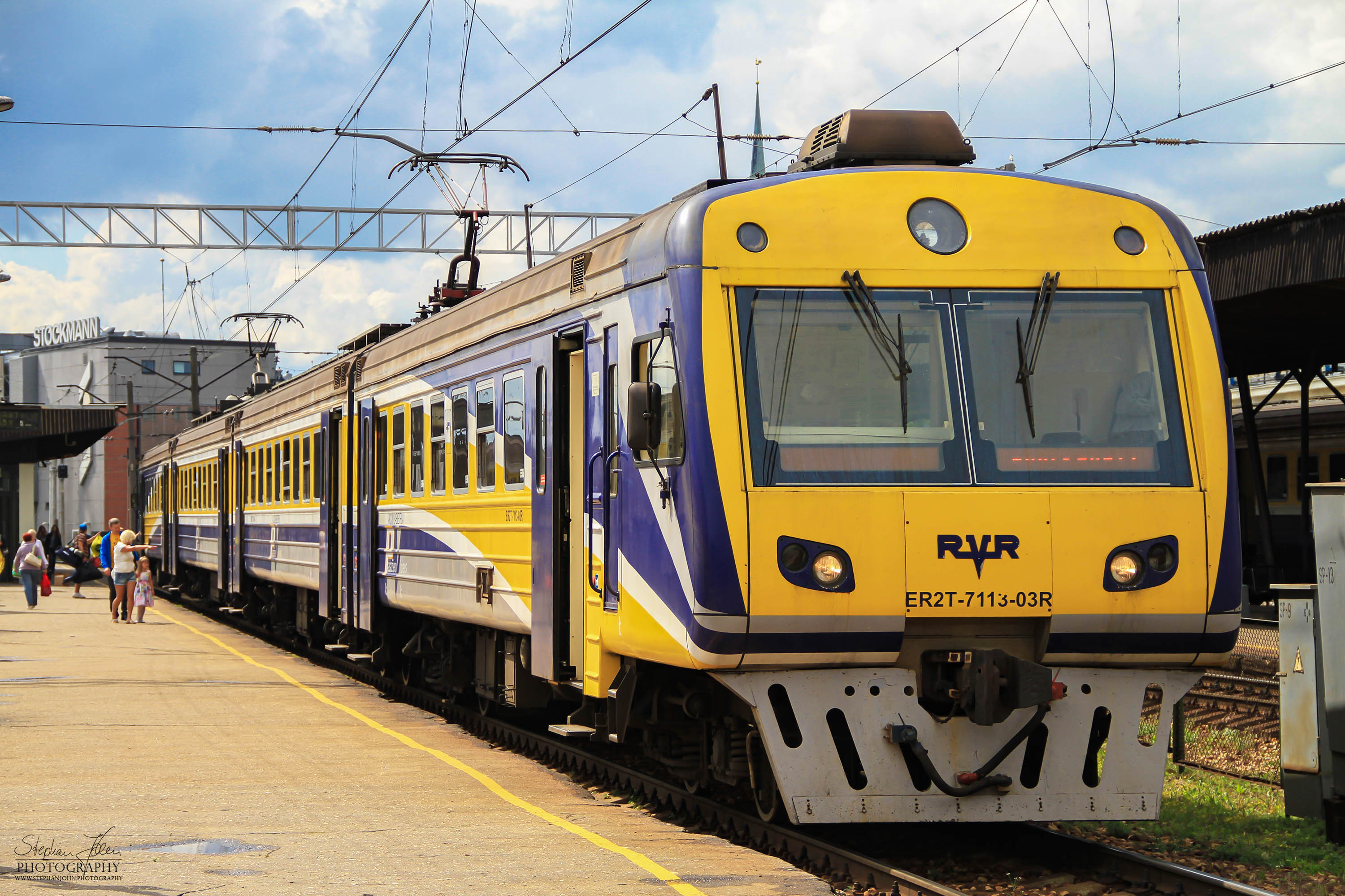 Triebwagenzug ER2T-7113-03R steht abfahrtbereit im Bahnhof Riga