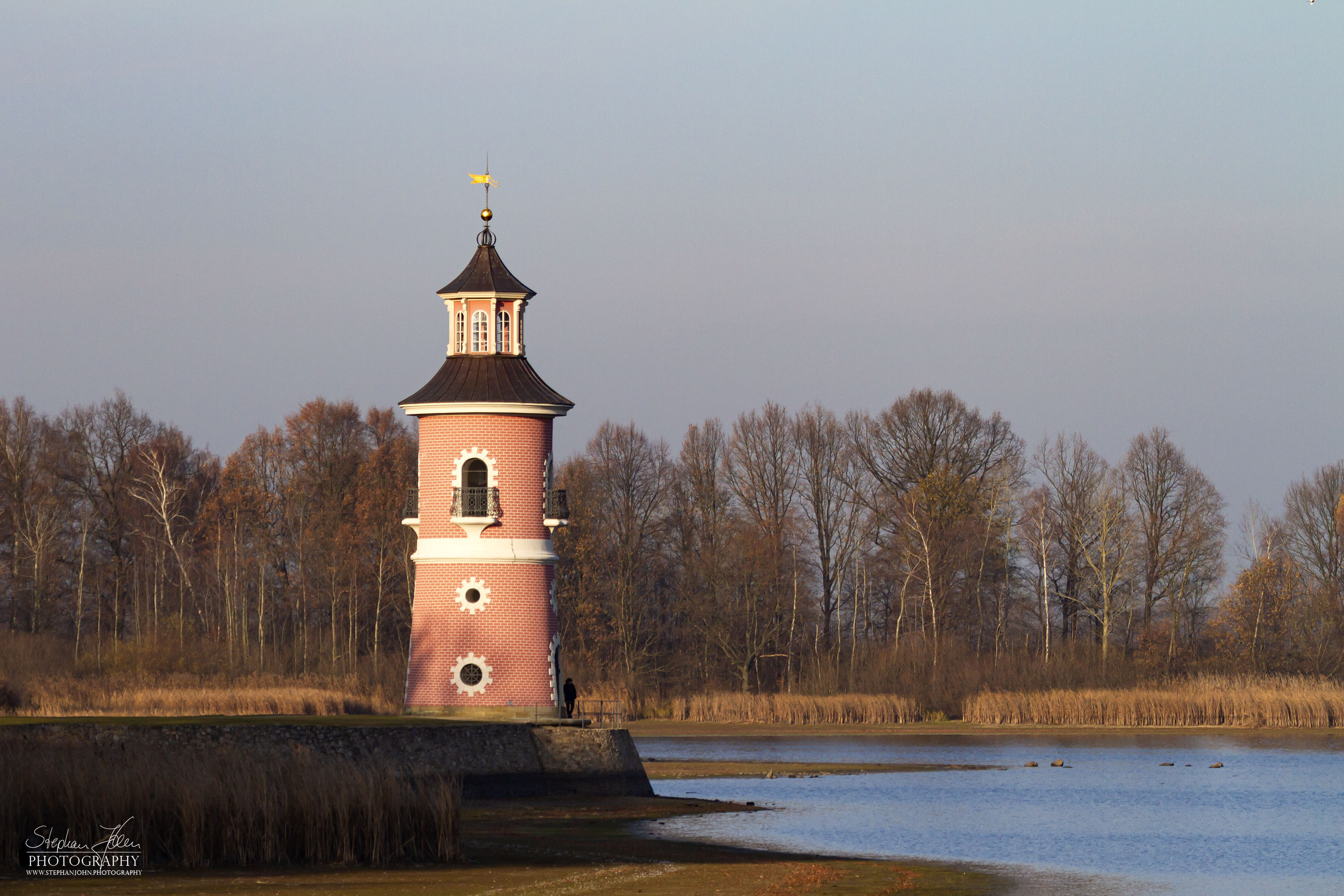 <p>Der Leuchtturm in Moritzburg ist ein Binnenleuchtturm in Sachsen. Der Staffagebau entstand im späten 18. Jahrhundert als Teil einer Kulisse für nachgestellte Seeschlachten. Er ist der einzige für diesen Zweck gebaute Leuchtturm in Deutschland und gleichzeitig einer der ältesten Binnenleuchttürme der Bundesrepublik.</p>