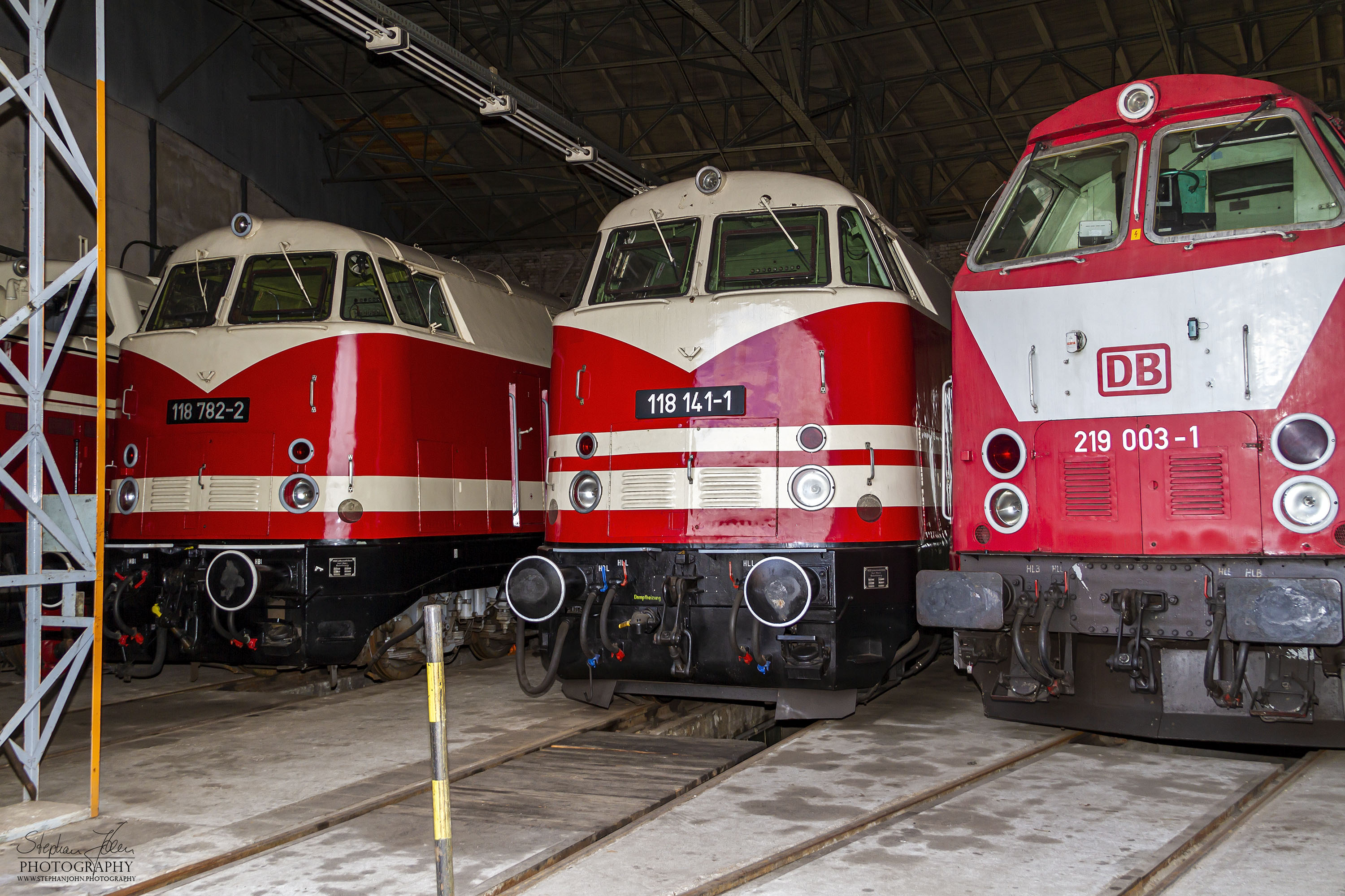 Die Diesellokomotiven 118 782-2, 118 141-1 und 219 003-1 stehen im Ringlokschuppen im Bw Chemnitz-Hilbersdorf
