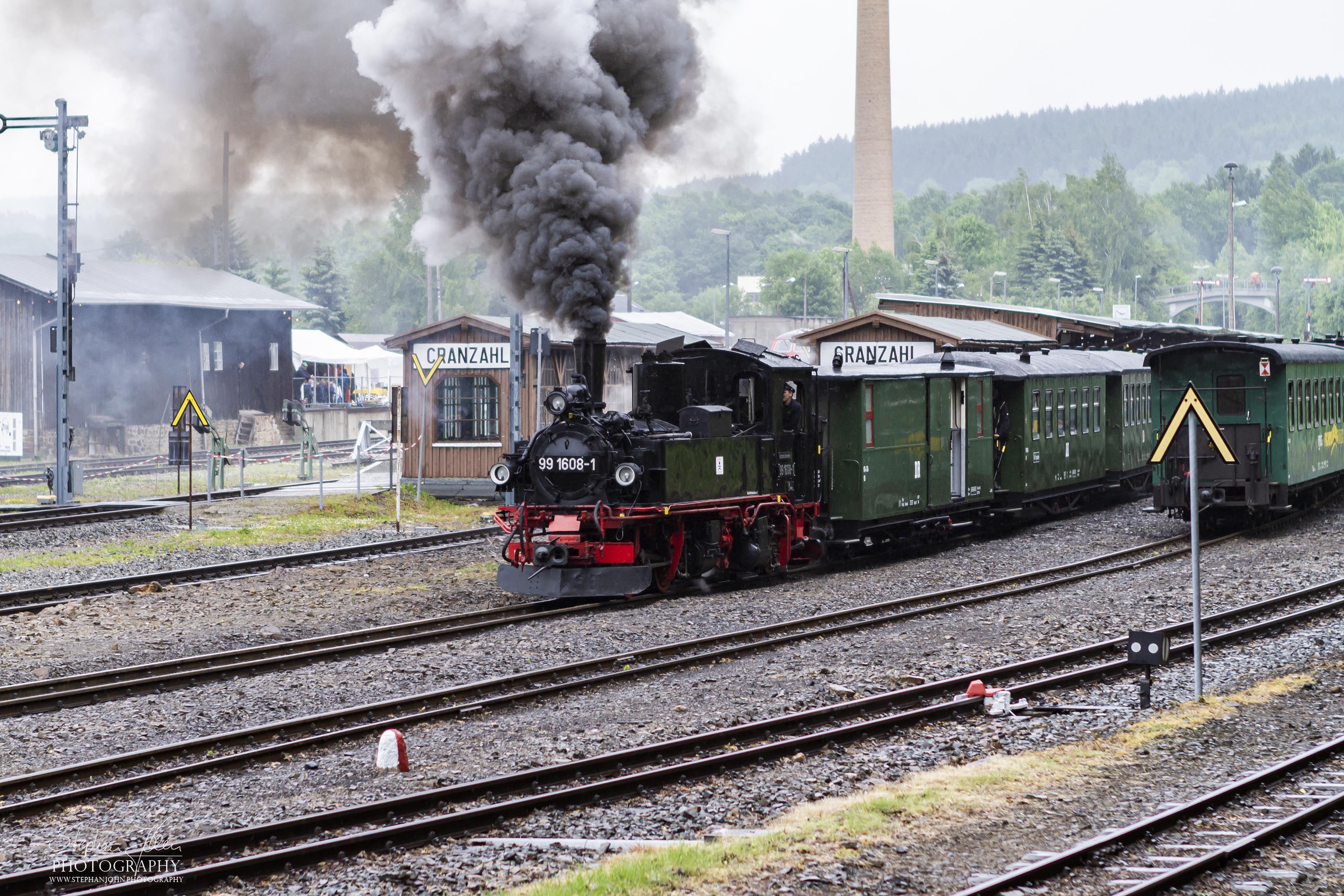 Die sächsische IV K 99 1608-1 verlässt mit einem Personenzug Cranzahl in Richtung Oberwiesenthal