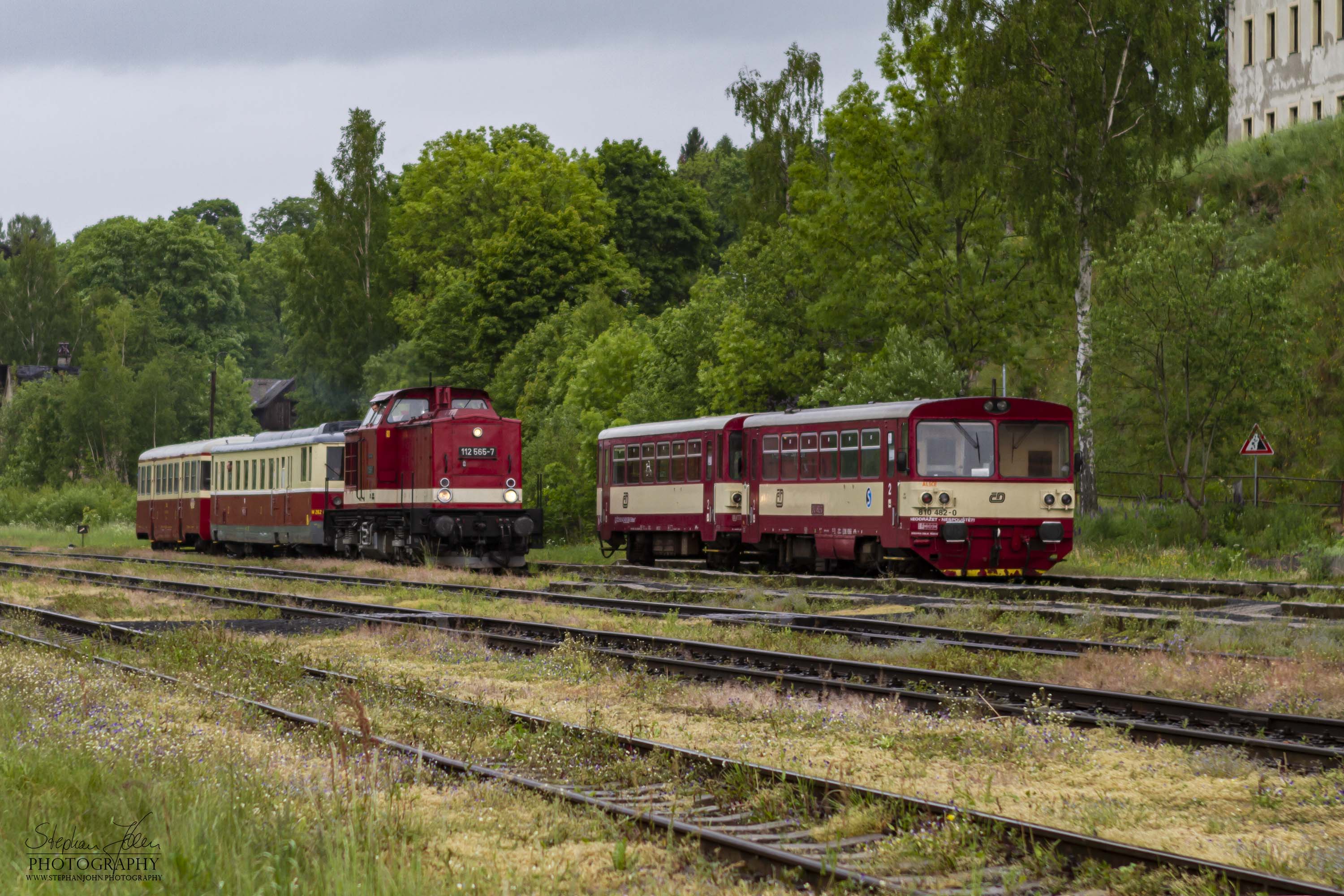 Da der tschechiche VT keine Zulassung für Deutschland hat, schleppt die Lok 112 565-7 den VT nach Vejprty. Hier fährt der Zug im tschechichen Bahnhof Vejprty ein.