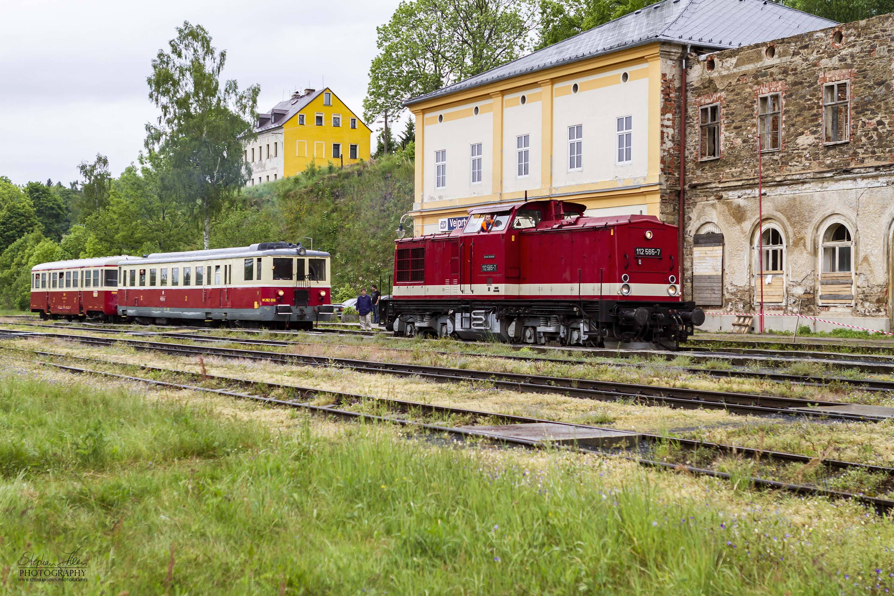 Da der tschechiche VT M 262 056 keine Zulassung für Deutschland hat, schleppte die Lok 112 565-7 den VT nach Vejprty. Die Schlepplok hat abgekuppelt und rangiert auf das Nachbargleis für die Rückfahrt