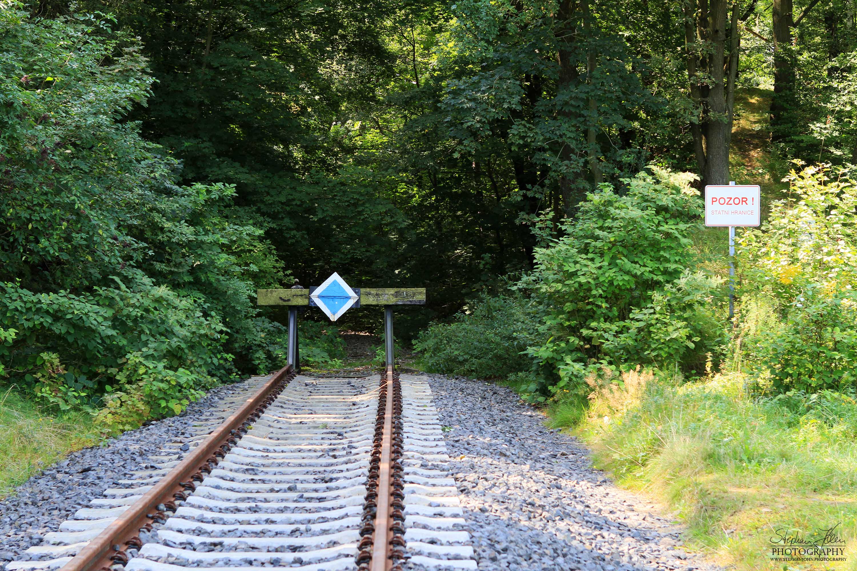 Grenze in Dolní Poustevna nach Deutschland. 2013 wurde der Lückenschluss an das deutsche Netz fertiggestellt und am 05.07.2014 der Betrieb nach Sebnitz wieder aufgenommen.