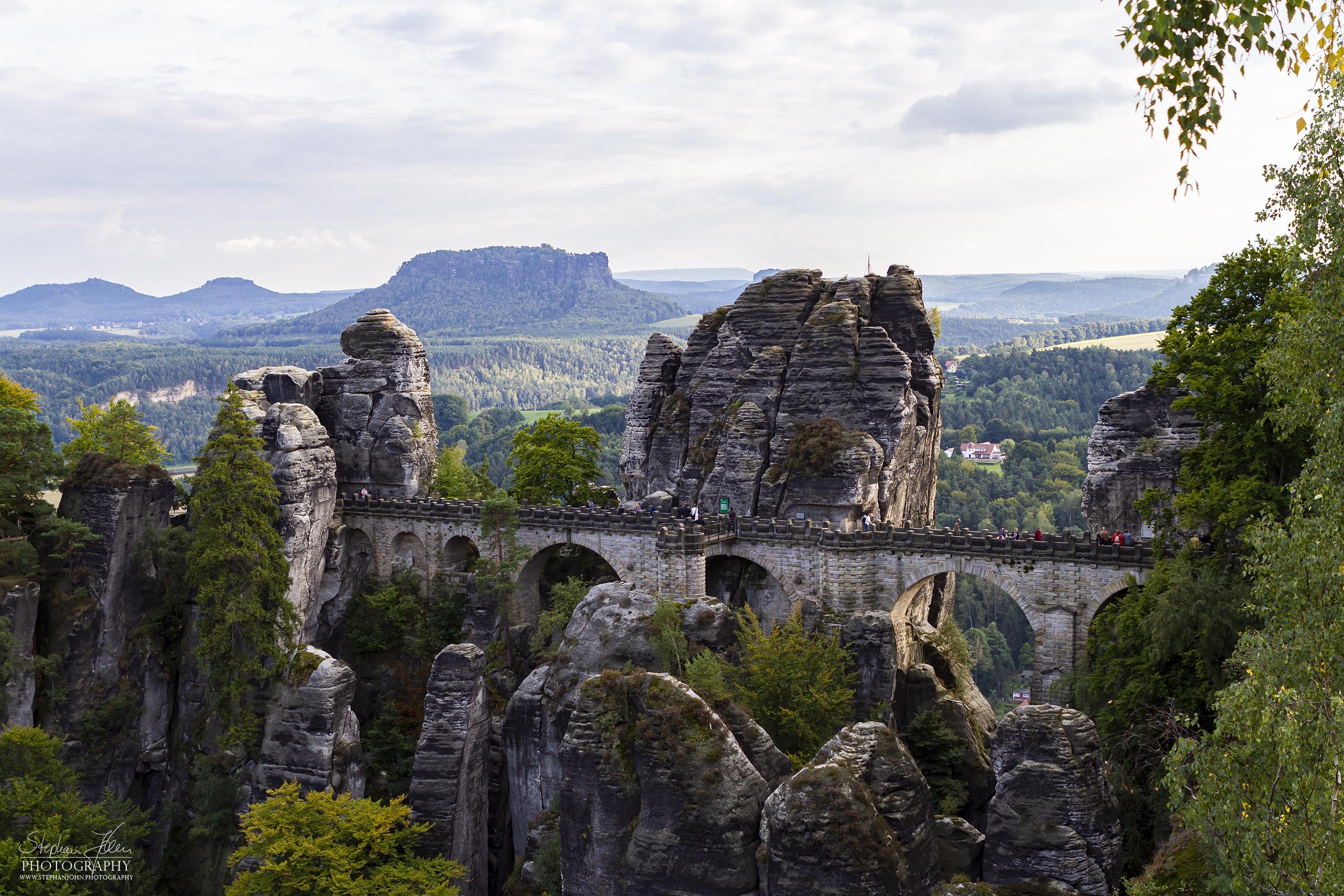 Blick über die Basteibrücke zum Lilienstein