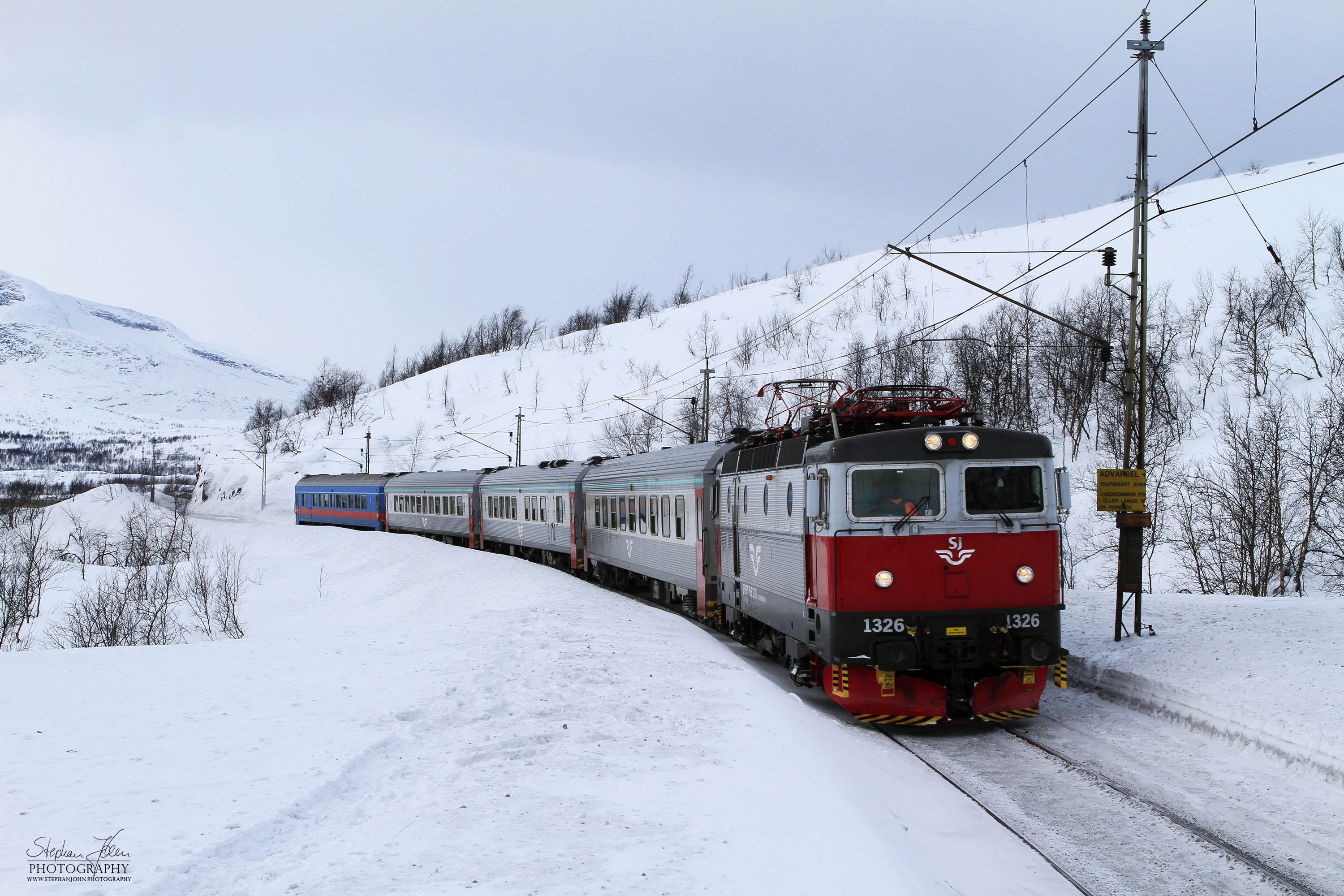 IC 95 der SJ am 17.03.2013 von Narvik nach Luleå in Höhe der ehemaligen Station Haugfjell