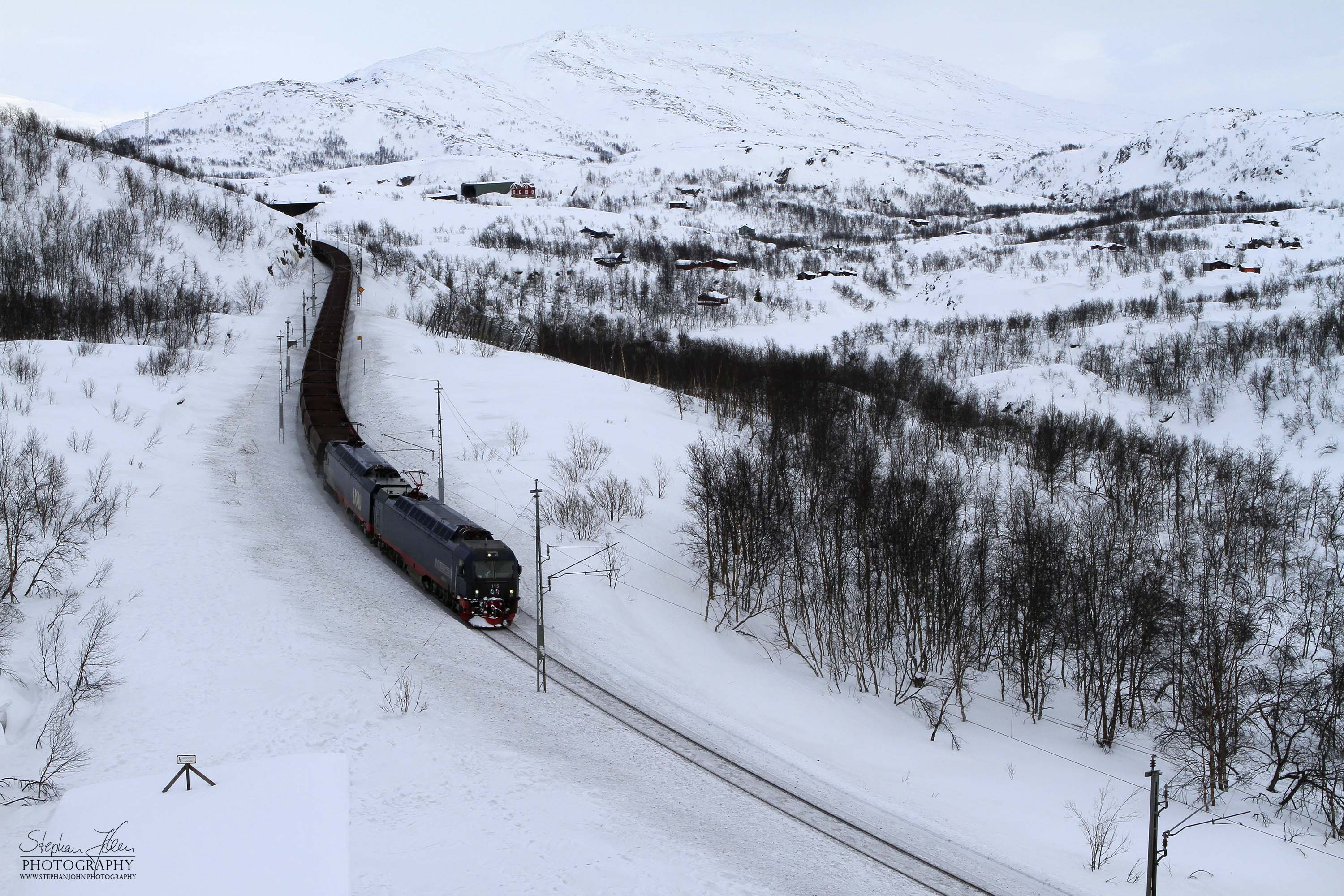 Erzzug 9910 der LKAB auf dem Weg nach Narvik zwischen Björnfjell und Sösterbekk