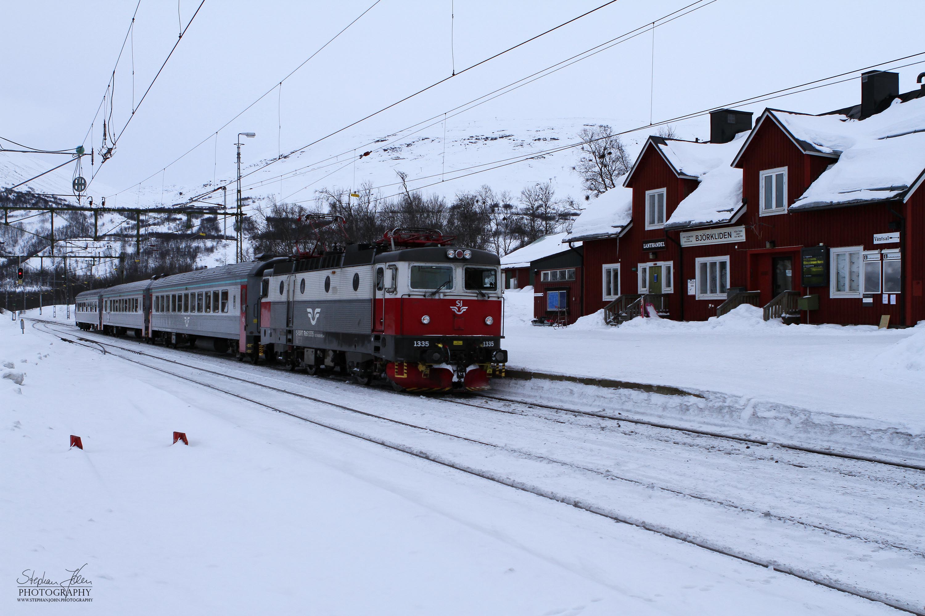 IC 96 der SJ von Luleå nach Narvik am 17.03.2013 bei der Einfahrt im Bahnhof Björkliden