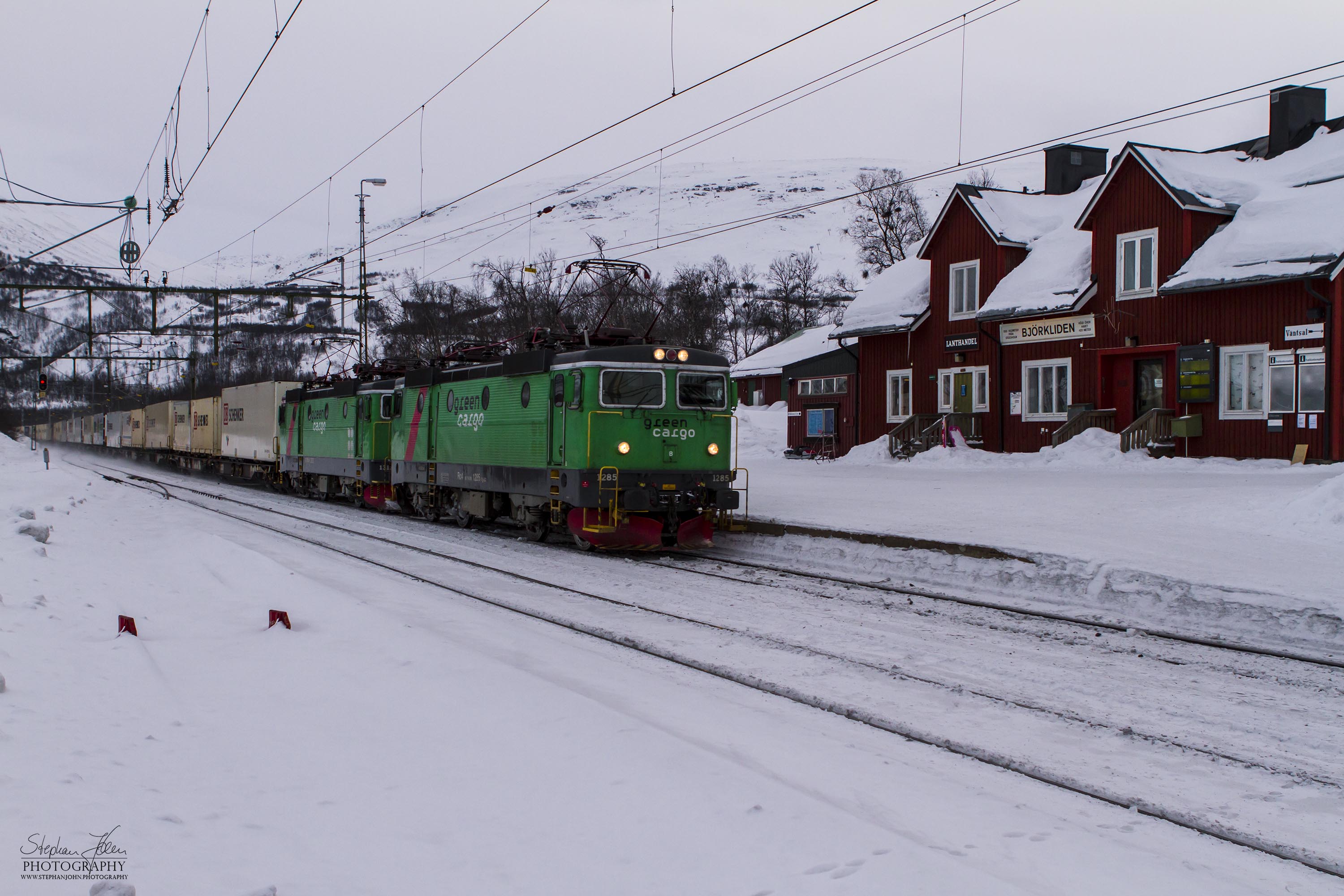 Containerzug 4006 von DB Schenker am 17.03.2013 auf dem Weg nach Narvik in der Durchfahrt durch den Bahnhof Björkliden.