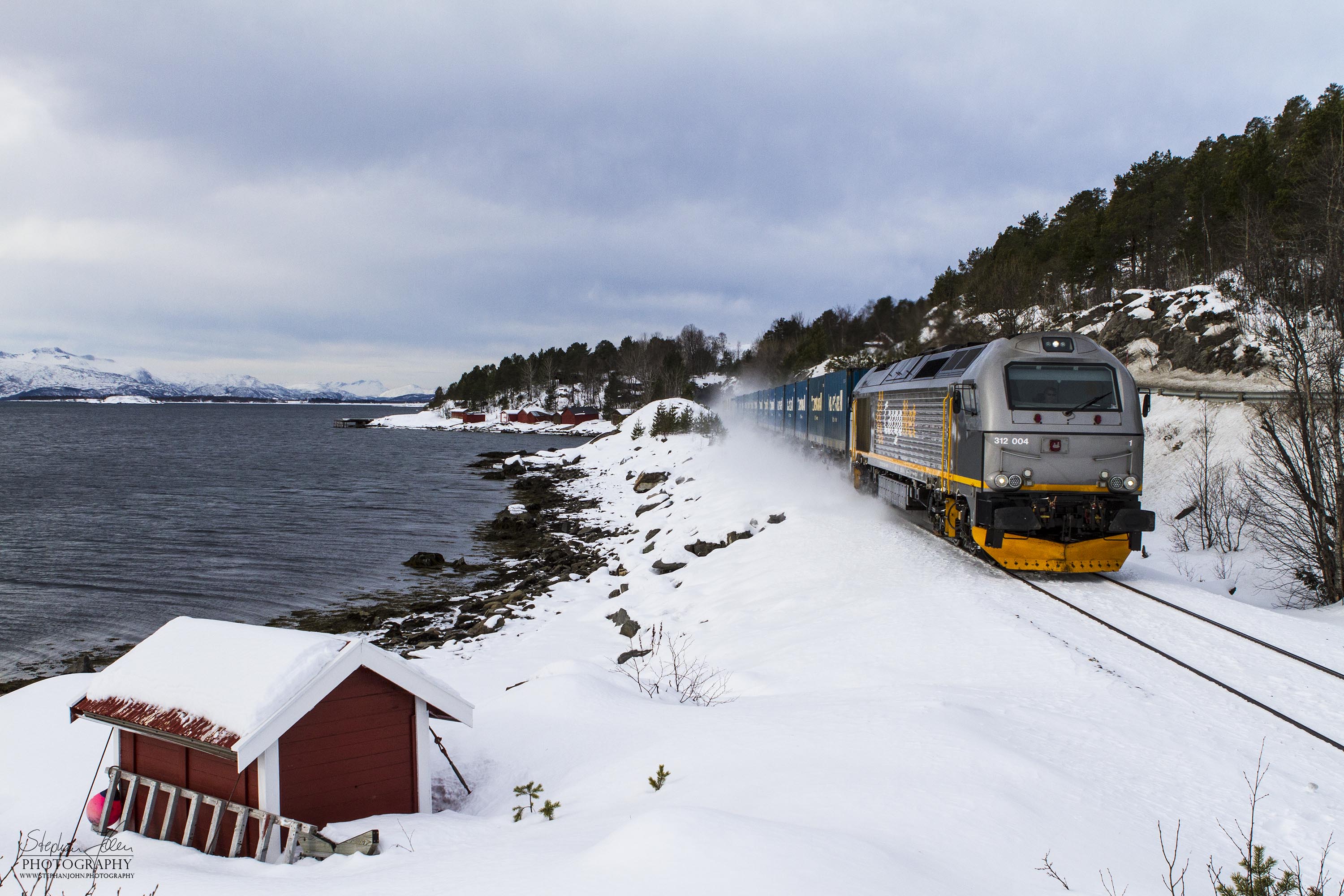 Güterzug 5790 hat Bodø verlassen und fährt in Richtung Mo I Rana