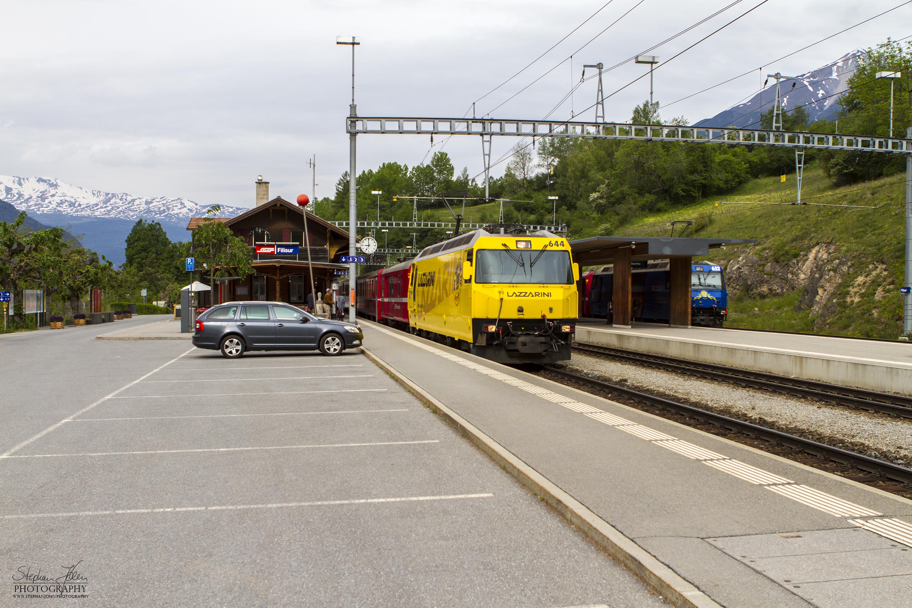 Zug IR 1121 der Rhätischen Bahn nach St. Moritz im Bahnhof Filisur
