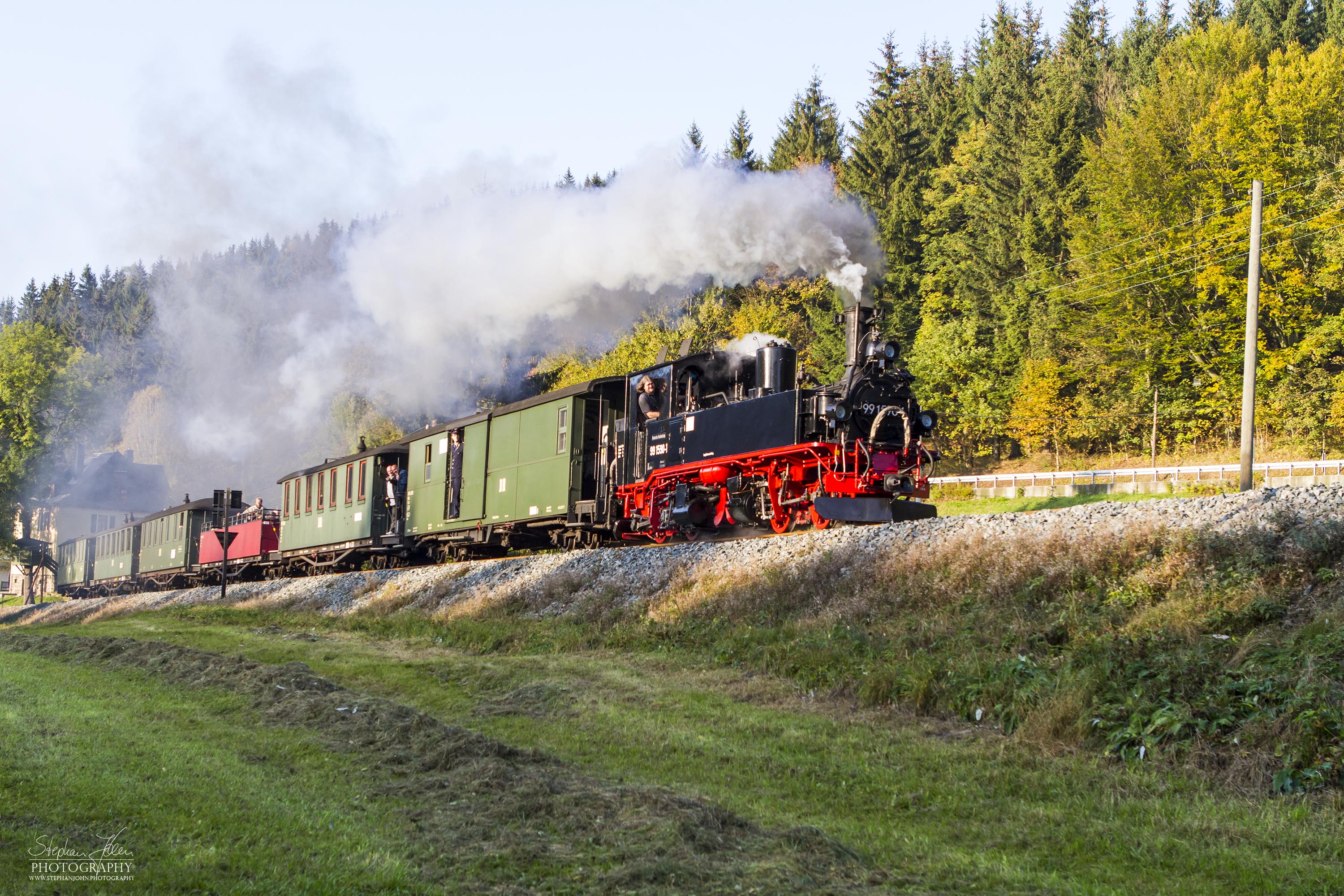 Zug 17 der Preßnitztalbahn von Steinbach nach Jöhstadt kurz vor Schmalzgrube
