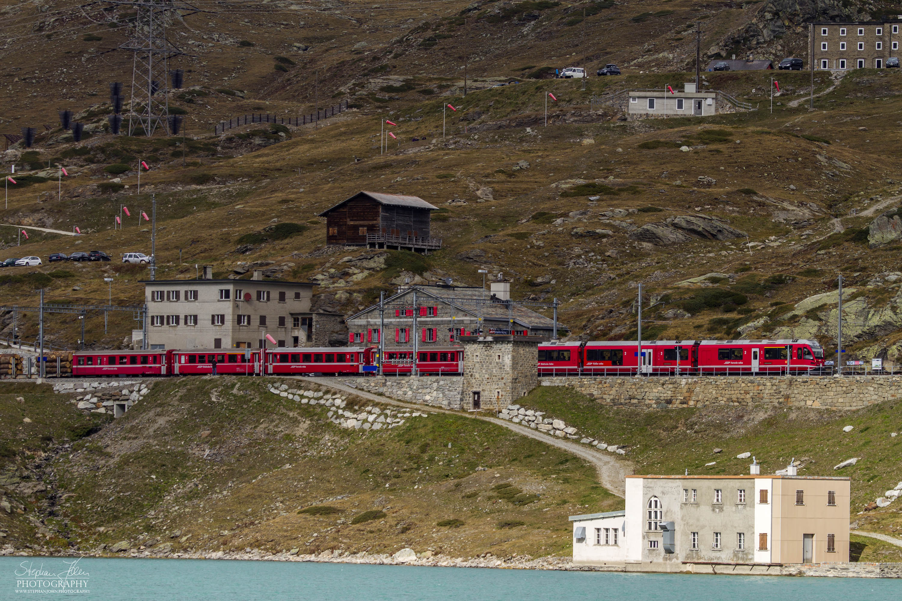 Zug 1633 der RhB von St. Moritz nach Tirano im Bahnhof Ospizio Bernina