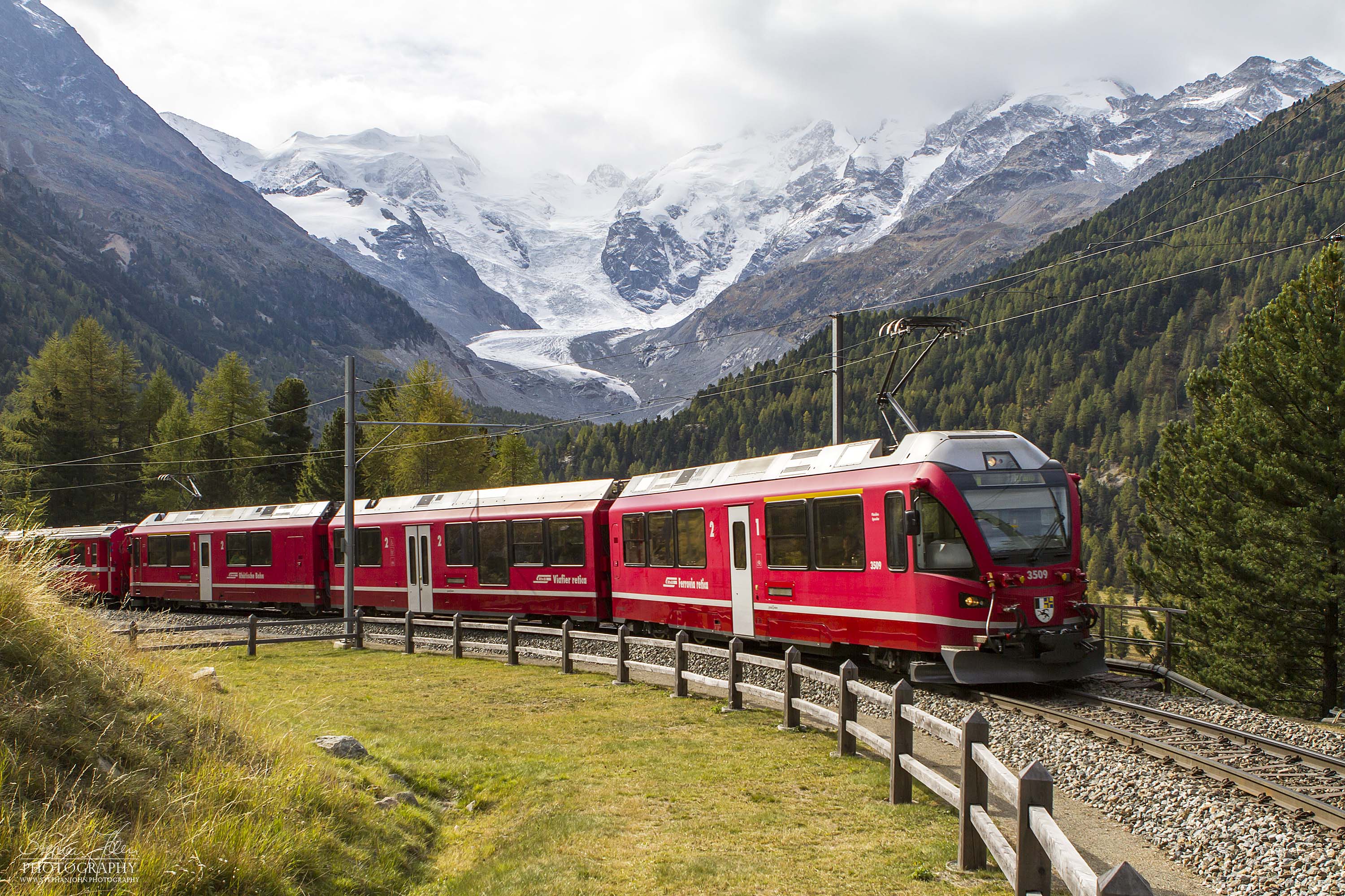 Zug RhB 1625 von St. Moritz nach Tirano in der Steigung nach der Station Morteratsch