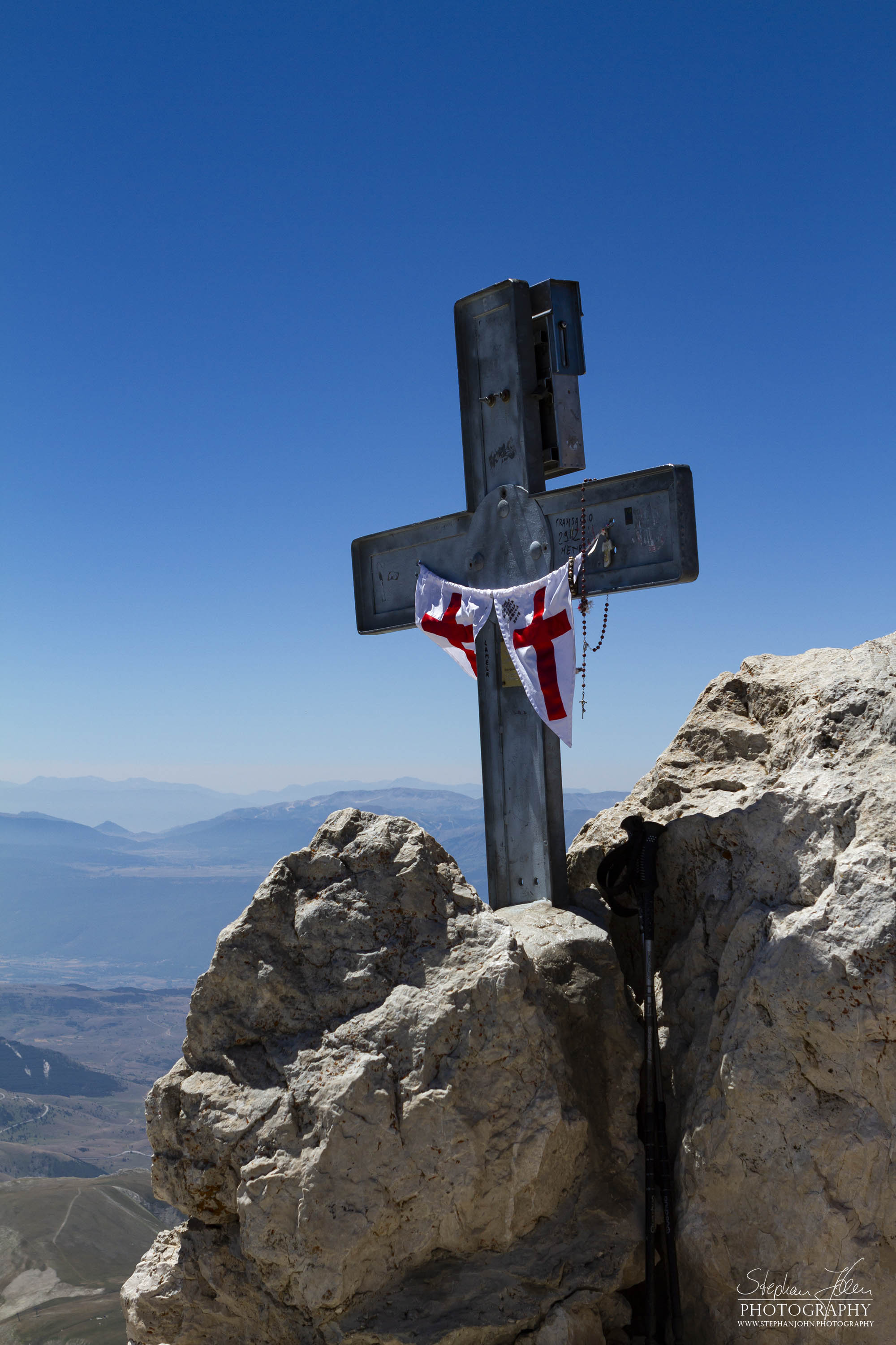 Gipfelkreuz auf dem Gran Sasso (2912 m) in den Abruzzen (Italien)