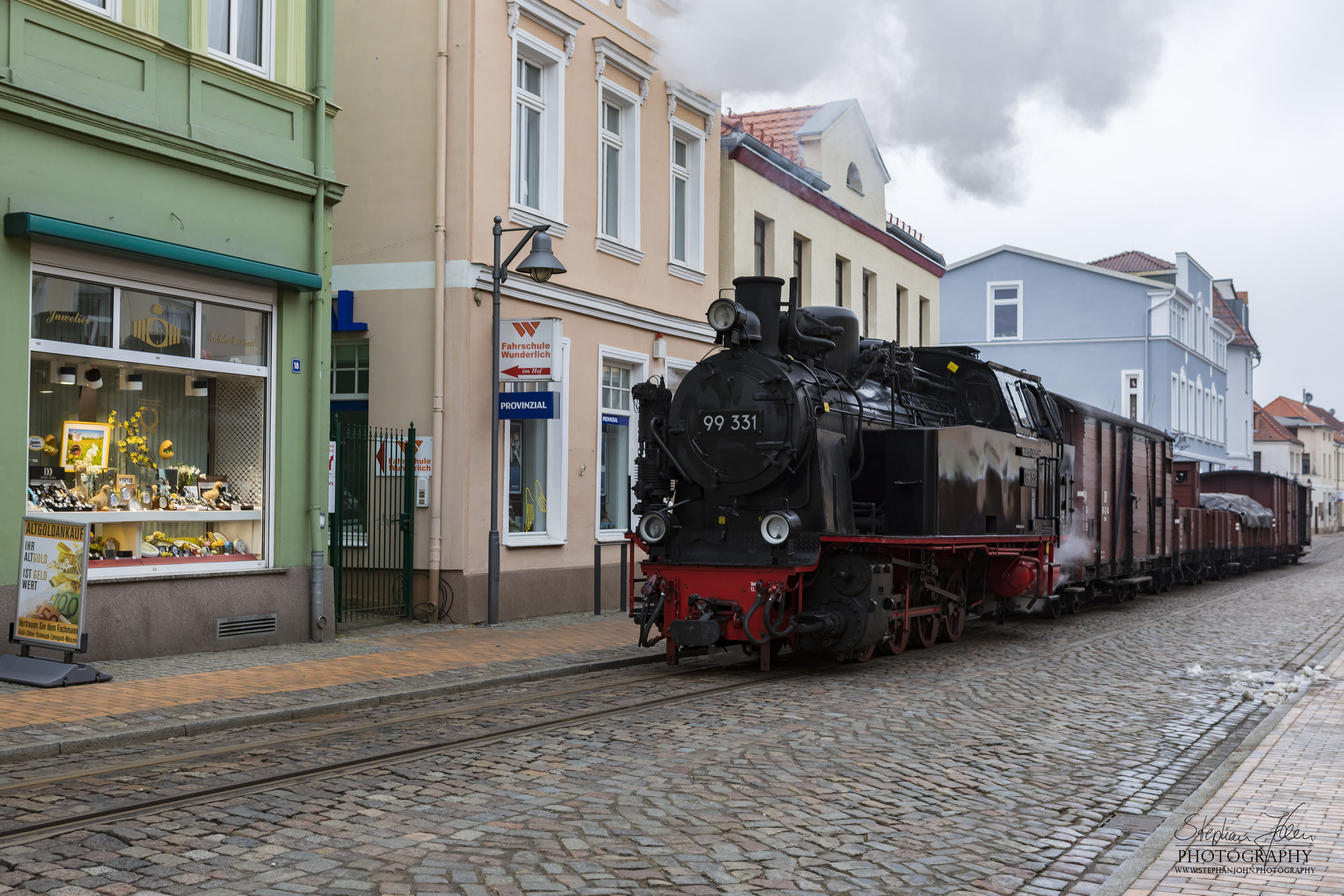 Lok 99 331 mit einem Güterzug der Epoche III in Bad Doberan. Die Zugbildung des Güterzuges entspricht der Zeit in den sechziger Jahren, als beim Molli noch Güterzugverkehr durchgeführt wurde.