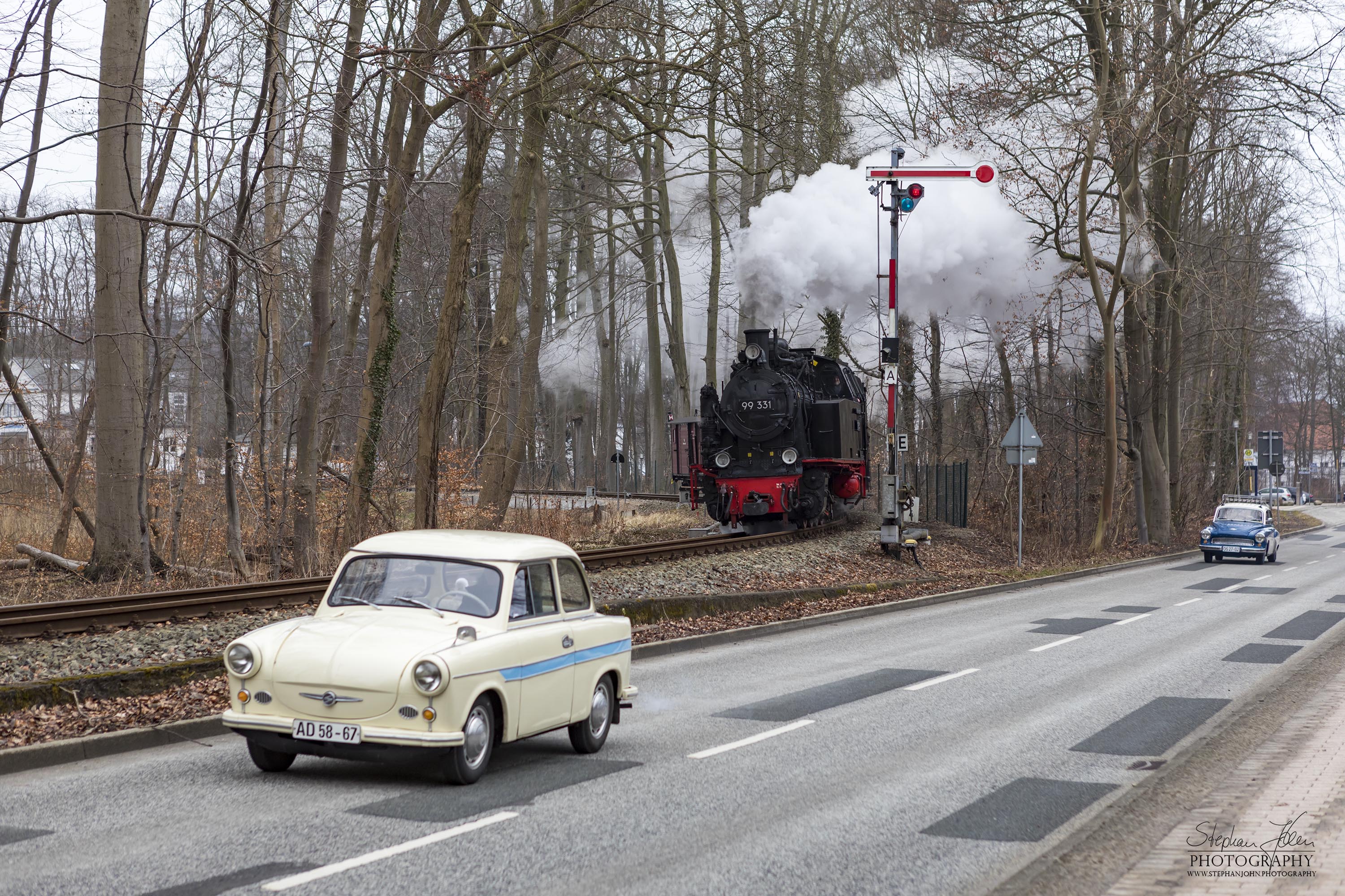 Lok 99 331 mit einem Güterzug der Epoche III während der Ausfahrt aus dem Bahnhof Heiligendamm. Die Zugbildung entspricht der Zeit in den sechziger Jahren, als beim Molli noch Güterzugverkehr durchgeführt wurde.