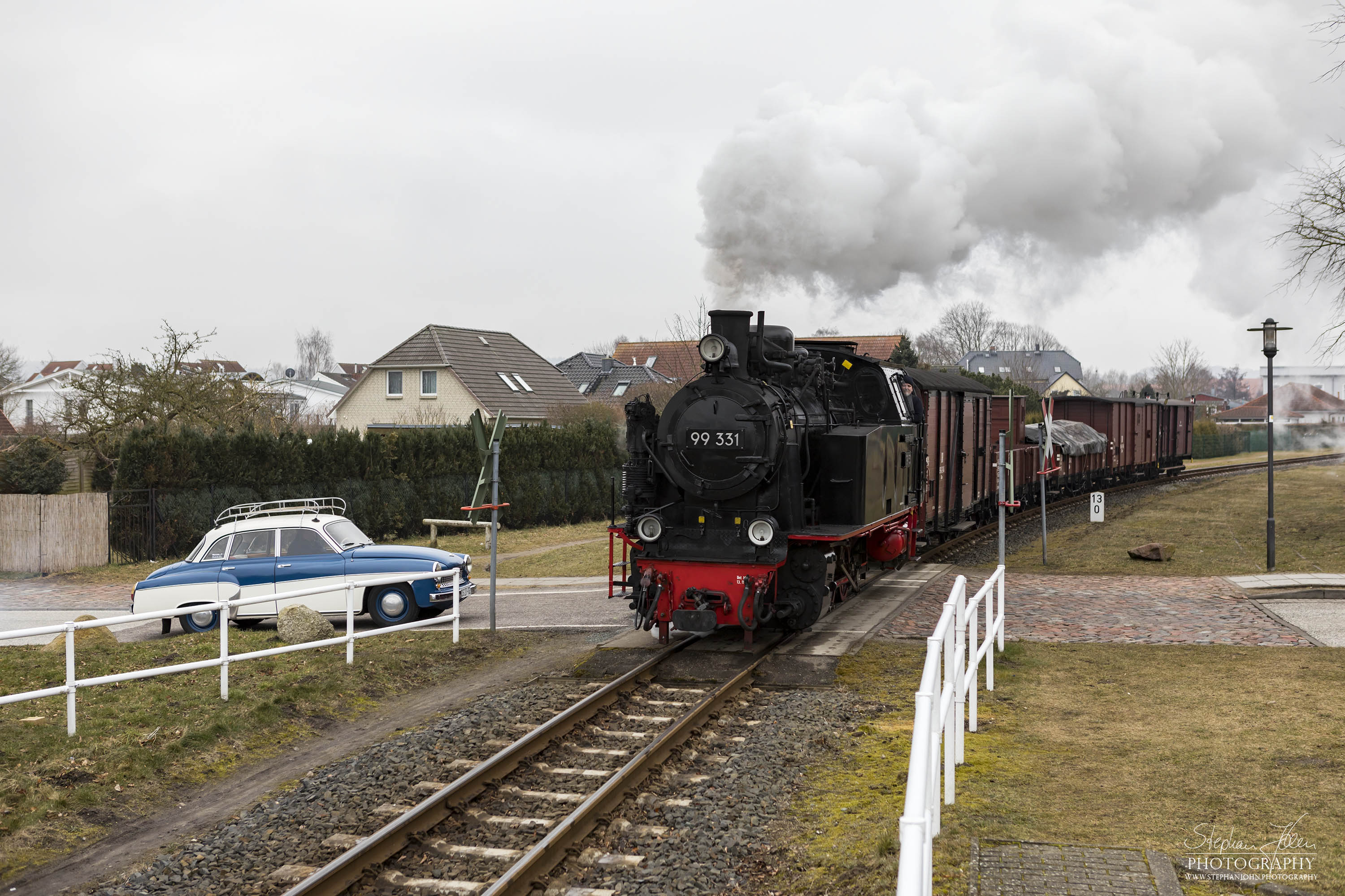 Lok 99 331 mit einem Güterzug der Epoche III im Bahnhof Kühlungsborn West. Die Zugbildung entspricht der Zeit in den sechziger Jahren, als beim Molli noch Güterzugverkehr durchgeführt wurde.