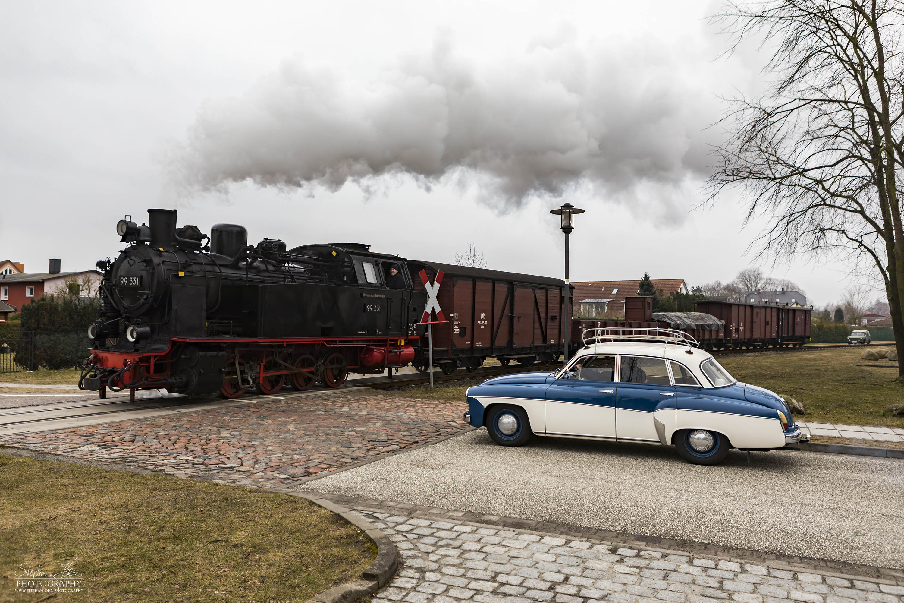 Lok 99 331 mit einem Güterzug der Epoche III im Bahnhof Kühlungsborn West. Die Zugbildung entspricht der Zeit in den sechziger Jahren, als beim Molli noch Güterzugverkehr durchgeführt wurde.