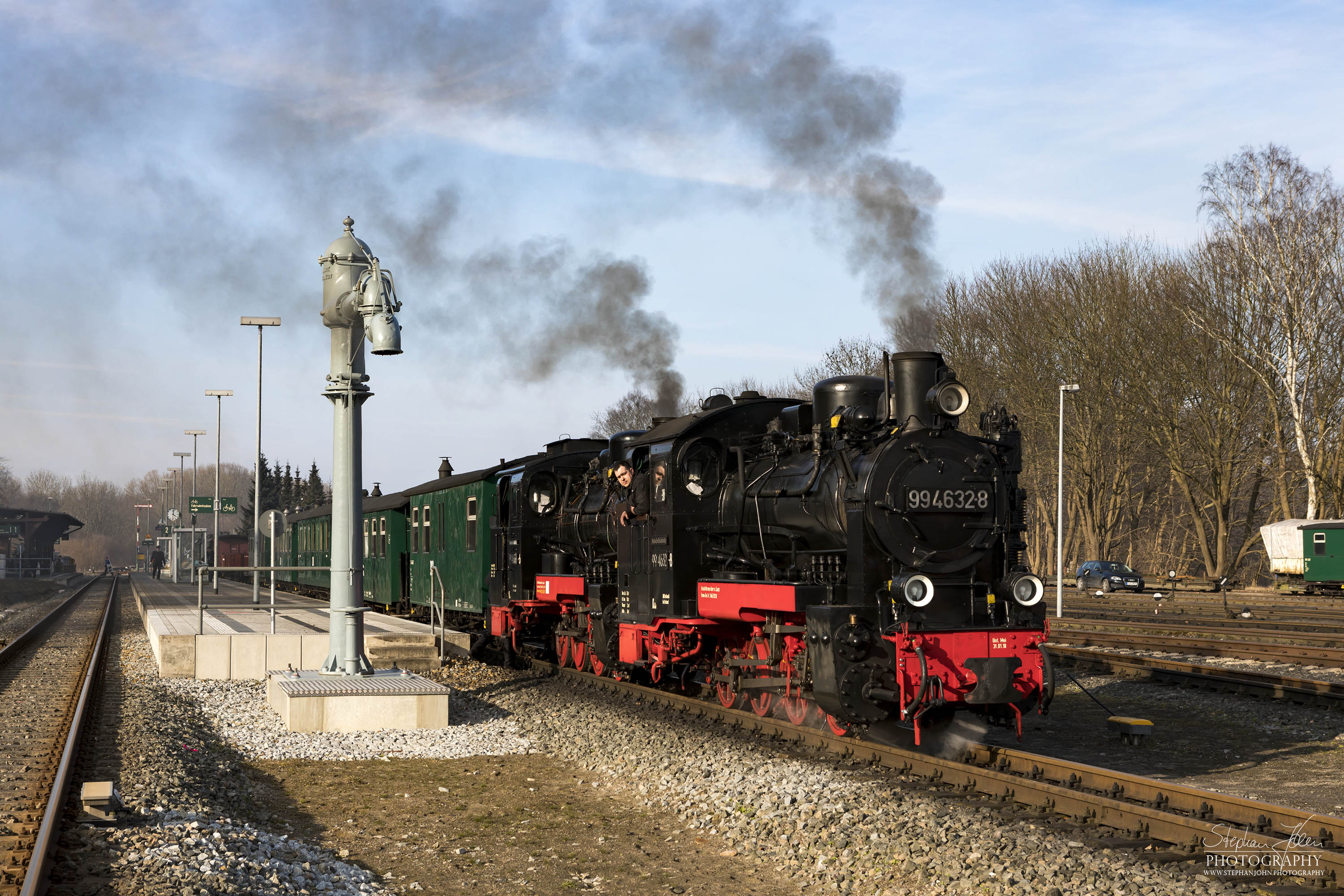 Seit der Hauptuntersuchung im Januar 2018 hat die Rügen-Lok 99 4632-8 (Vulcan-Lok) wieder eine schwarze Reichsbahnlackierung. Die Rügen-Lok 99 4633-6 hat noch in diesem Jahr Fristablauf und kommt dann in grüner Farbgebung wieder. Beide Rügenloks in schwarzer Farbgebung ist also nur ein kurzes Vergnügen. Hier ist die Lok 99 4633-6 mit Vorspannlok 99 4632-8 mit einem Personenzug in Putbus angekommen.