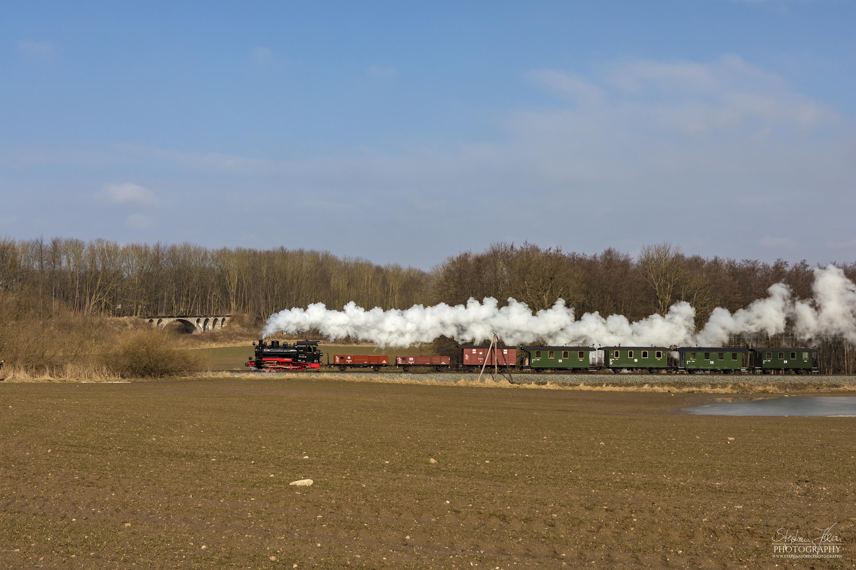 Seit der Hauptuntersuchung im Januar 2018 hat die Rügen-Lok 99 4632-8 (Vulcan-Lok) wieder eine schwarze Reichsbahnlackierung. Hier zieht die Lok einem GmP kurz vor Putbus.