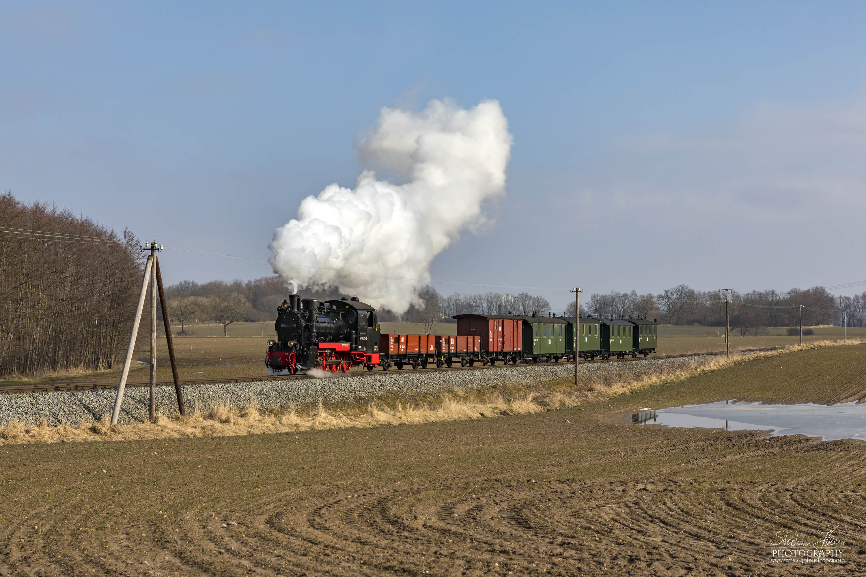 Seit der Hauptuntersuchung im Januar 2018 hat die Rügen-Lok 99 4632-8 (Vulcan-Lok) wieder eine schwarze Reichsbahnlackierung. Hier zieht die Lok einem GmP kurz vor Putbus.