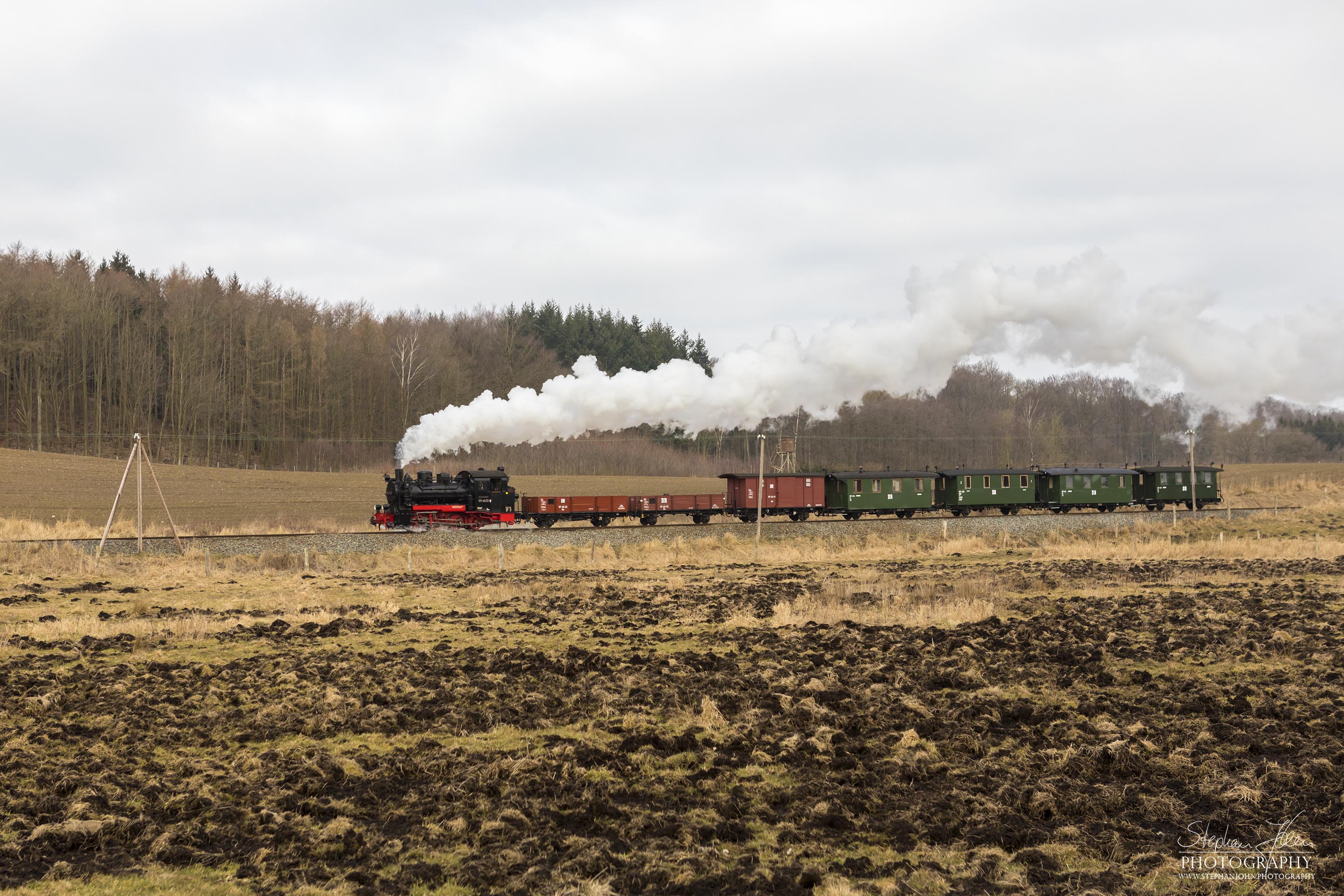 Seit der Hauptuntersuchung im Januar 2018 hat die Rügen-Lok 99 4632-8 (Vulcan-Lok) wieder eine schwarze Reichsbahnlackierung. Hier zieht die Lok einem GmP in der Nähe von Serams.