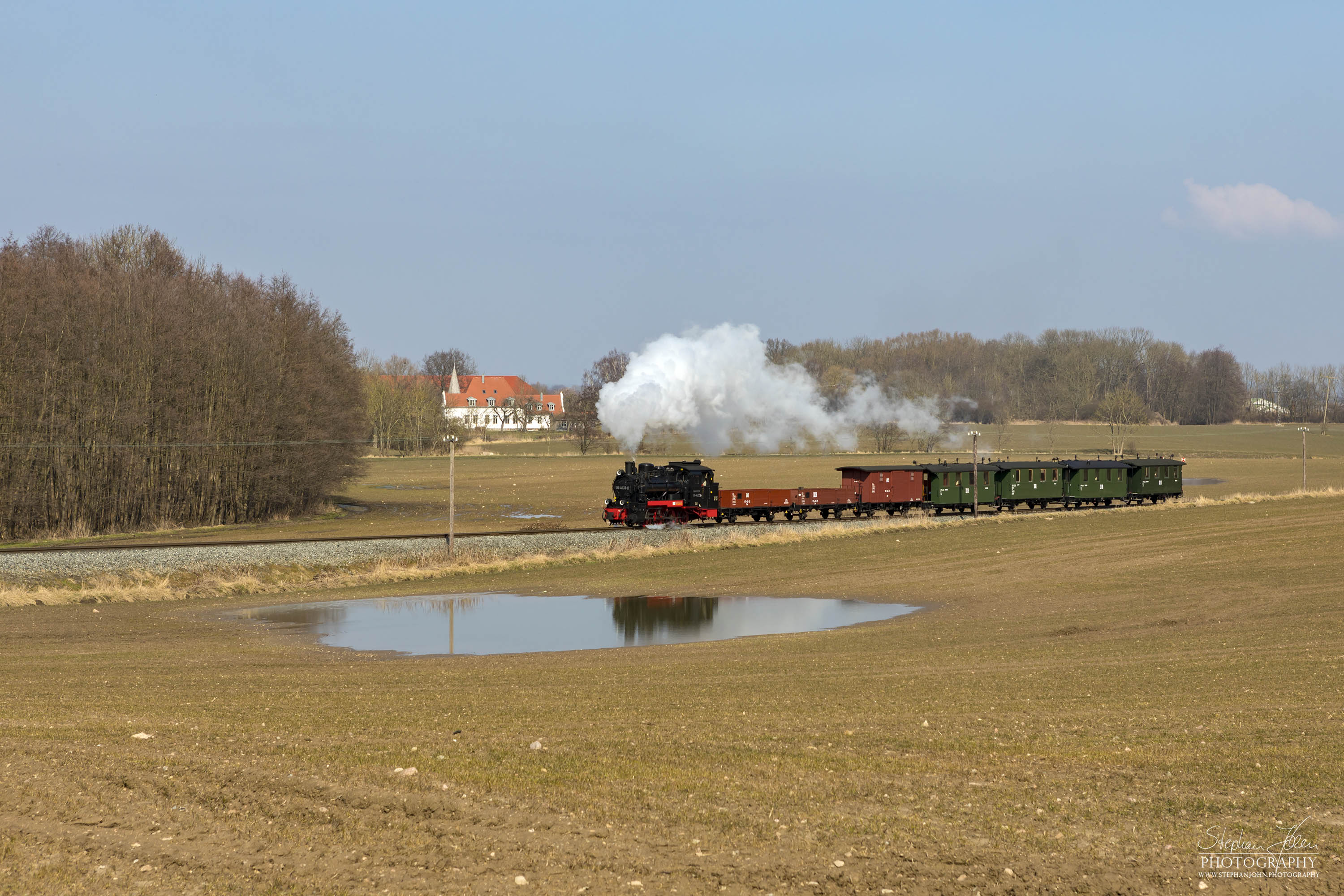 Die Rügen-Lok 99 4633-6 dampft mit einem GmP in Richtung Putbus. Hier befindet sich der Zug kurz vorPutbus