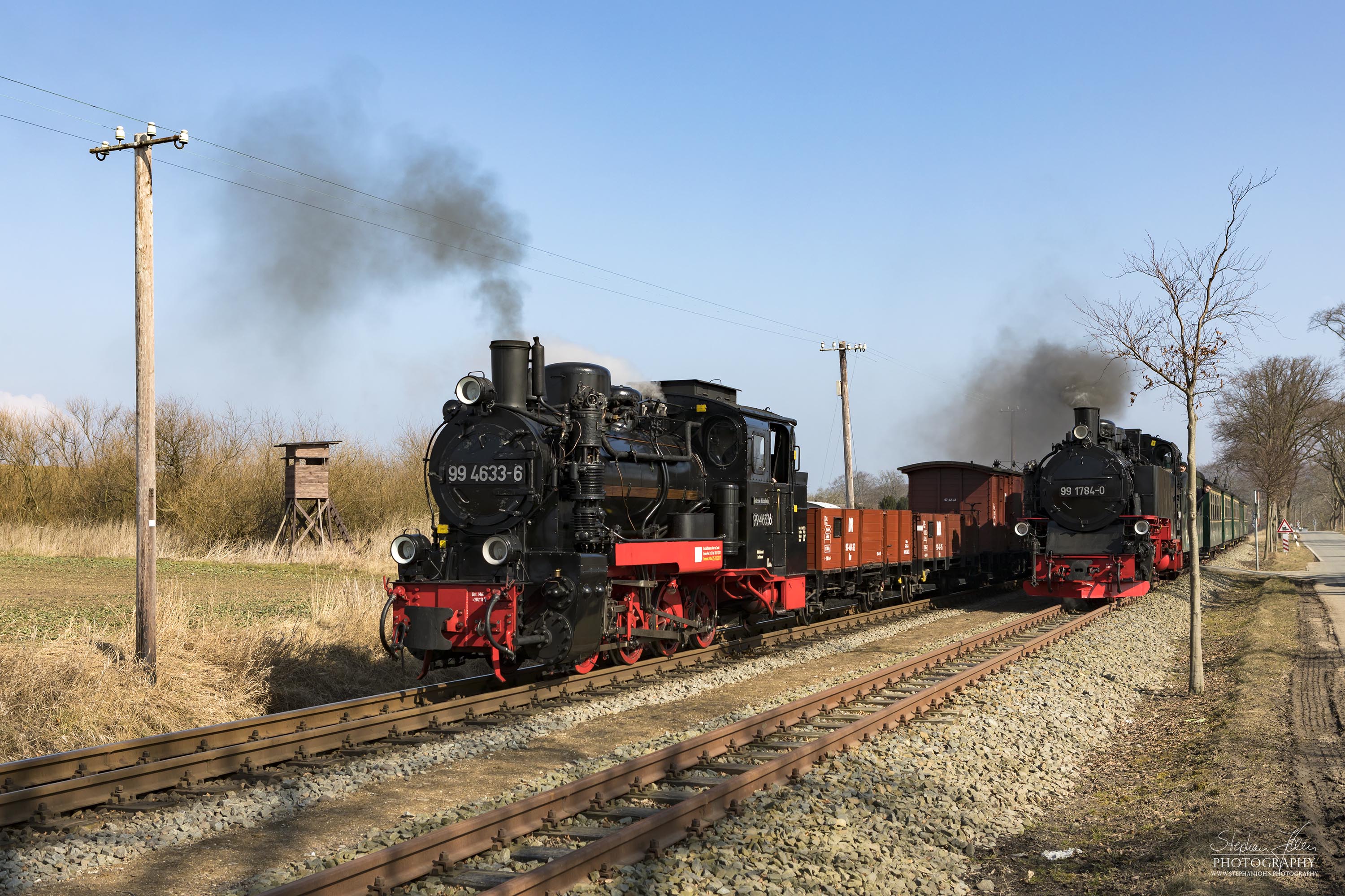 Der GmP mit der Rügen-Lok 99 4633-6 steht in Posewald Kreuzung und wird vom Personenzug nach Putbus mit Lok 99 1784-0 überholt
