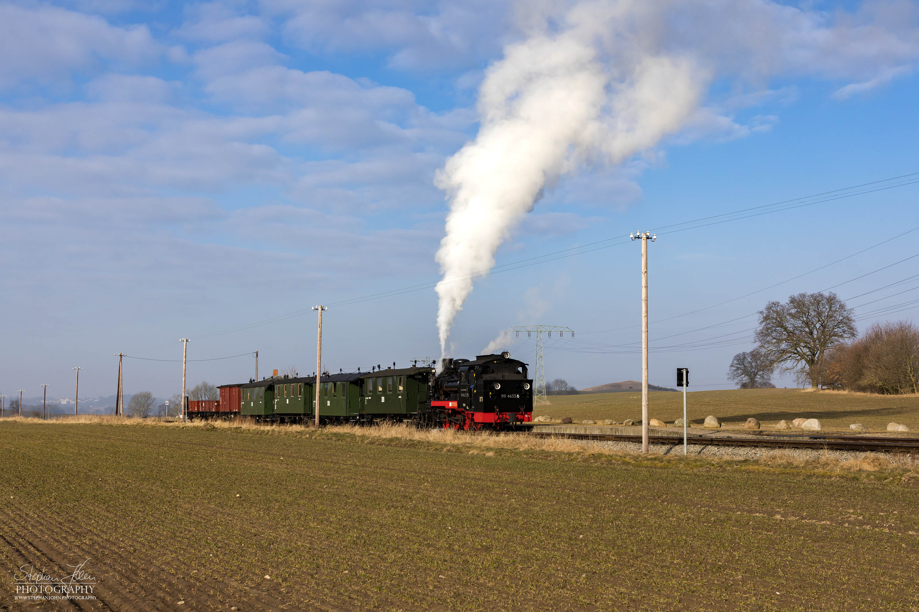 Die Rügen-Lok 99 4633-6 steht mit einem GmP abfahrbereit im Bahnhof Seelvitz 