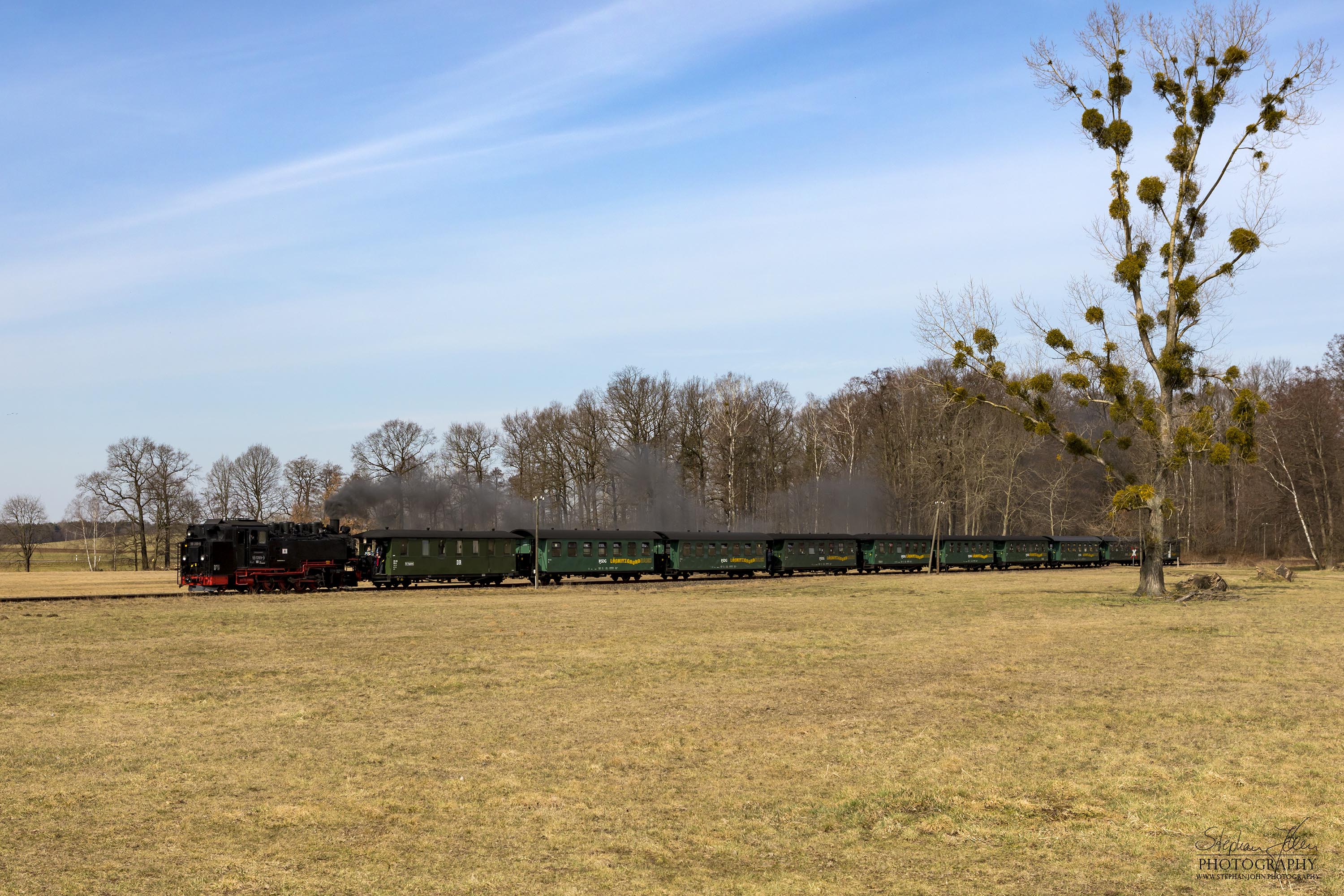 Zug P 3005 der Lößnitzgrundbahn mit Lok 99 1789-9 von Radeburg nach Radebeul kurz vor Bärnsdorf