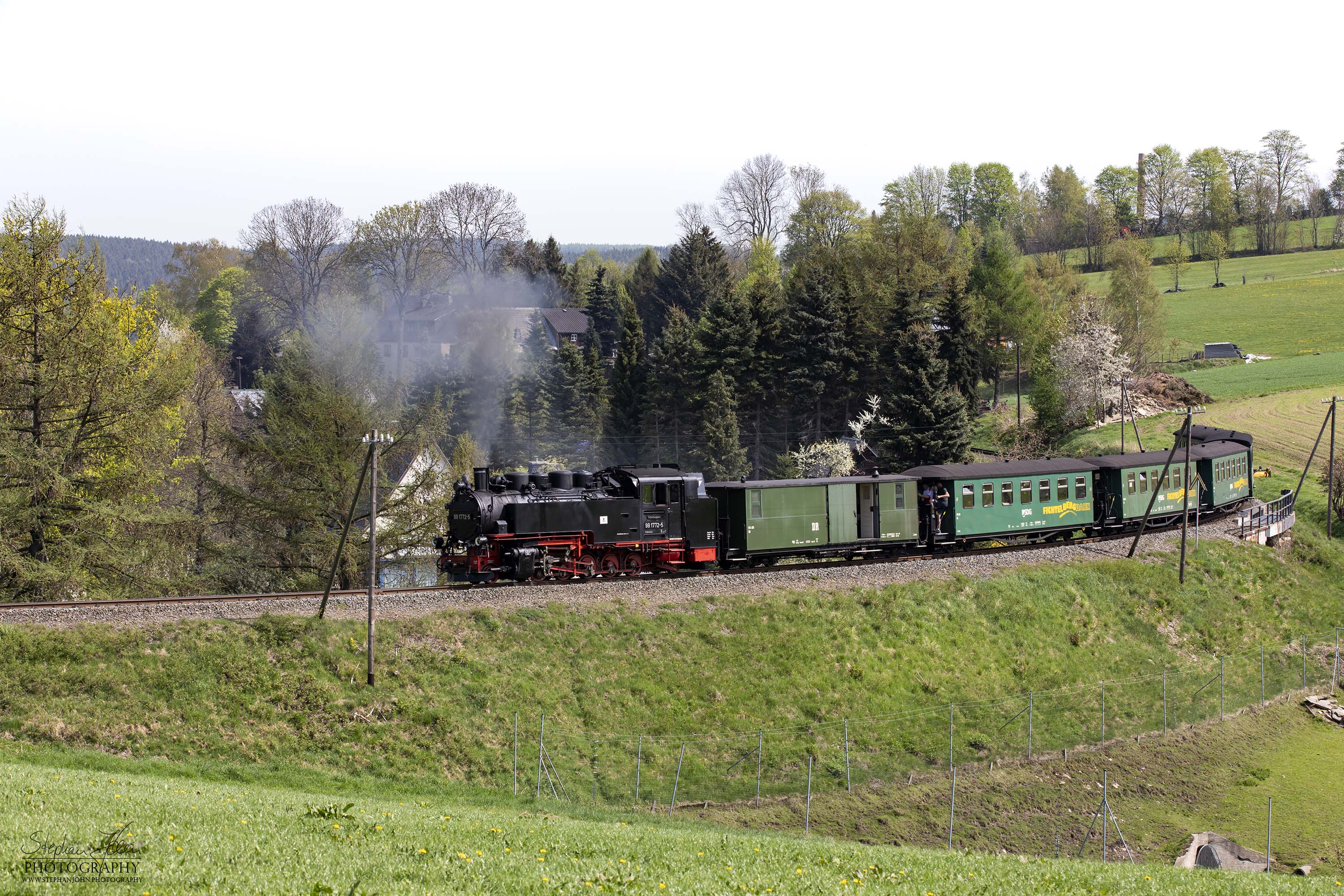 Zug P 1003 mit Lok 99 1772-5 auf dem Weg von Cranzahl nach Oberwiesenthal. Hier befindet sich der Zug kurz nach Cranzahl.