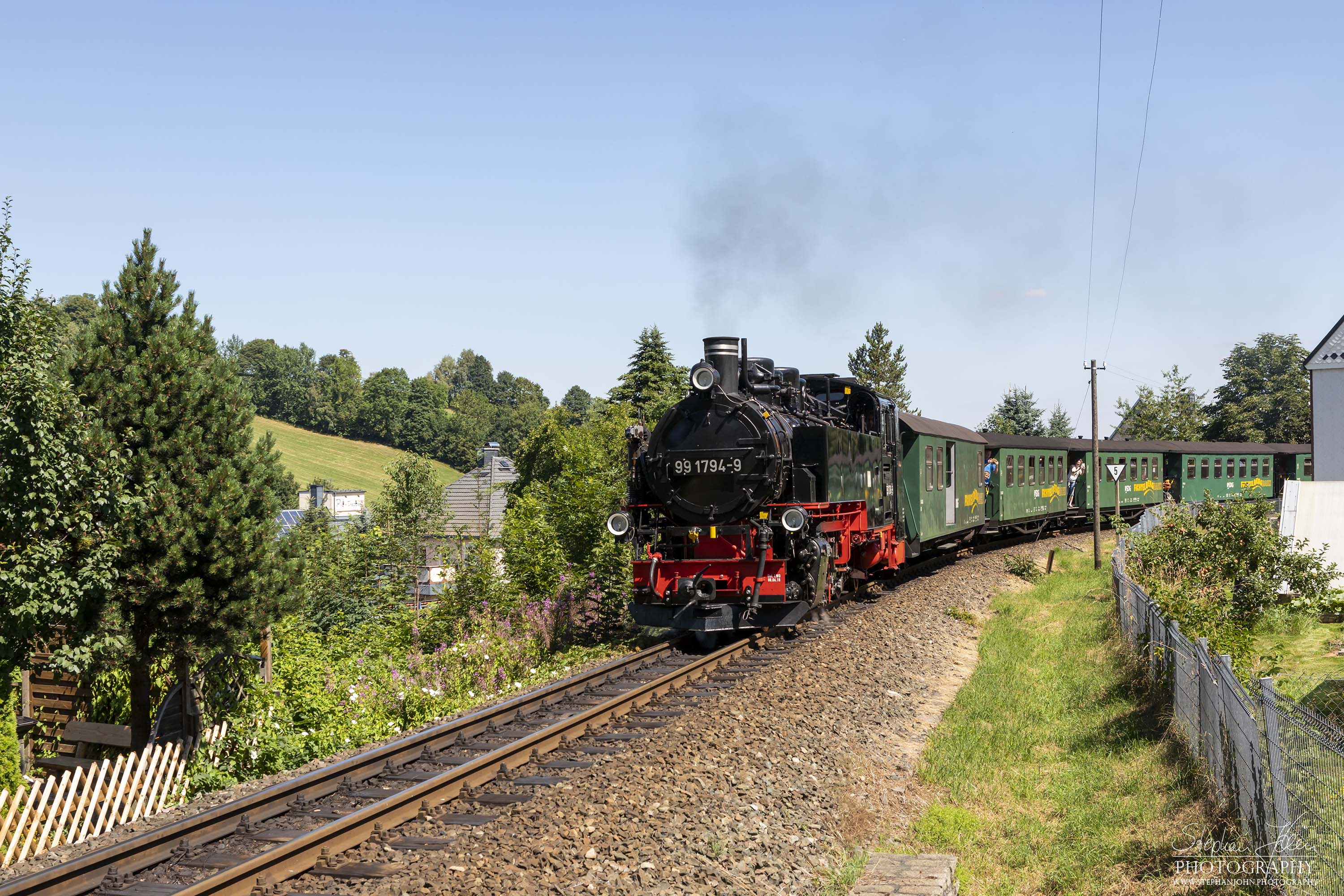 Zug P 1003 mit Lok 99 1794-9 von Cranzahl nach Oberwiesenthal kurz nach der Ausfahrt in Cranzahl