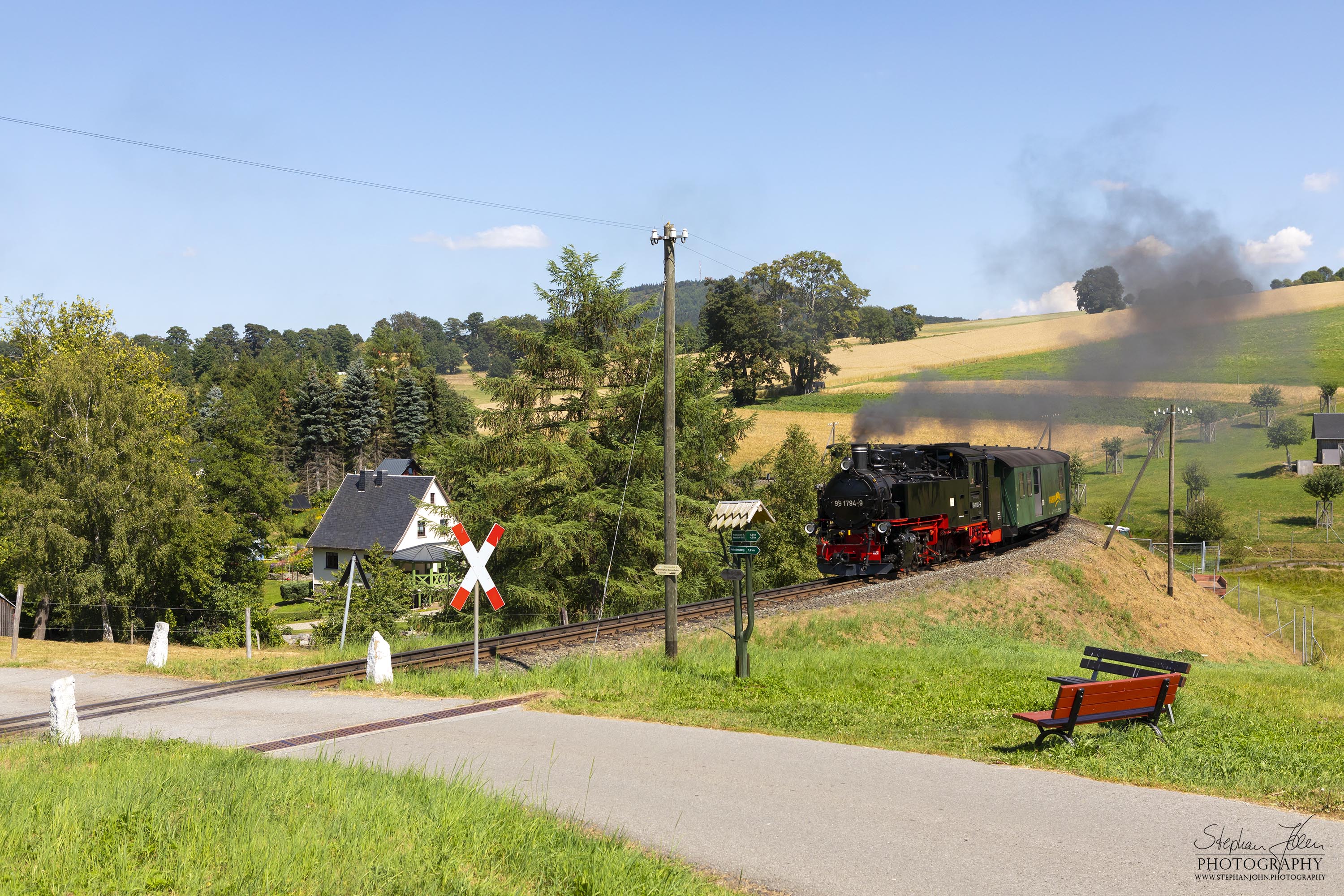 Zug P 1007 mit Lok 99 1794-9 von Cranzahl nach Oberwiesenthal erreicht den Bahnübergang nach Cranzahl.