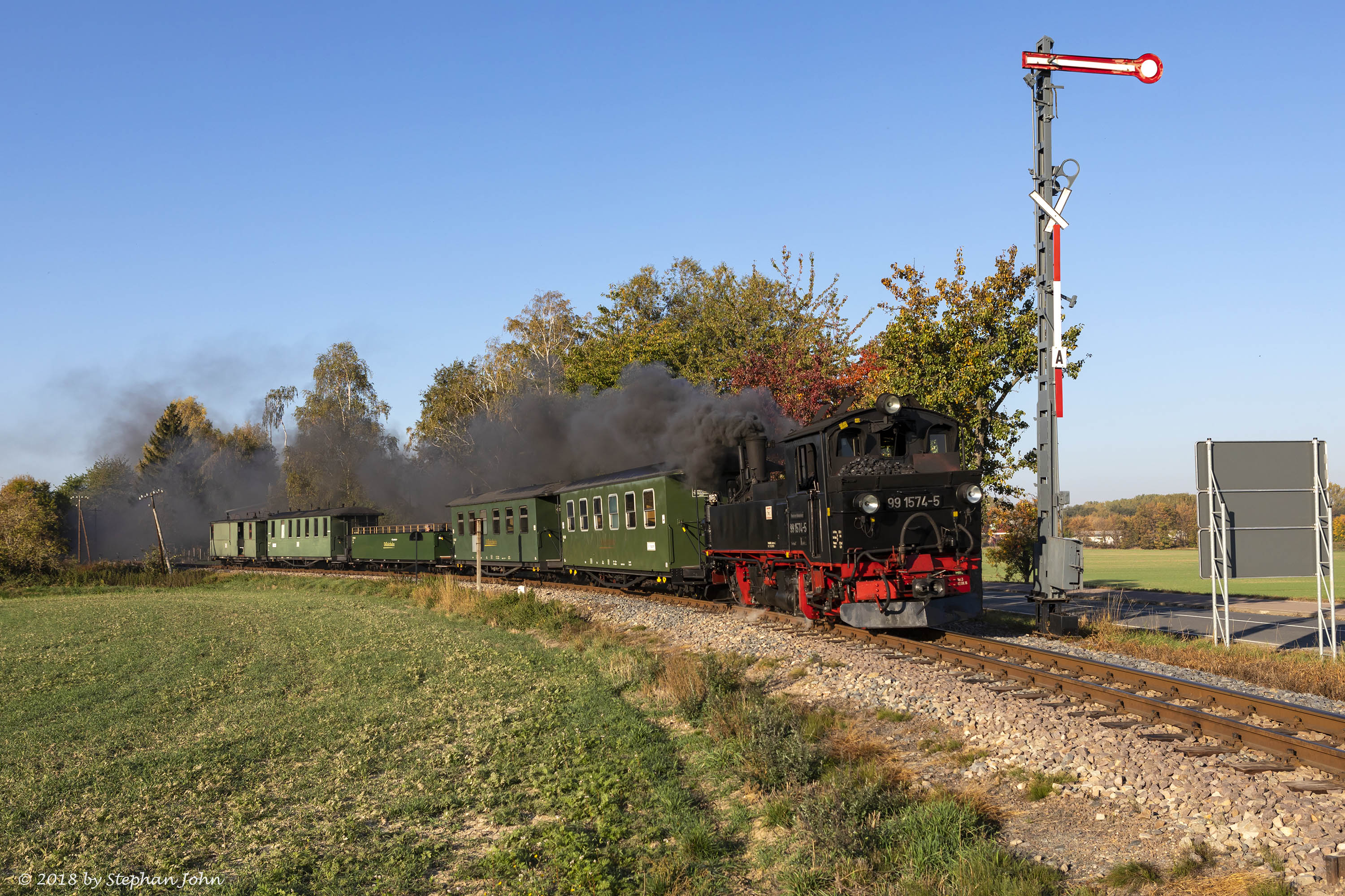 Lok 99 1574-5 mit Zug 211 nach Oschatz in der Ausfahrt aus dem Bahnhof Mügeln