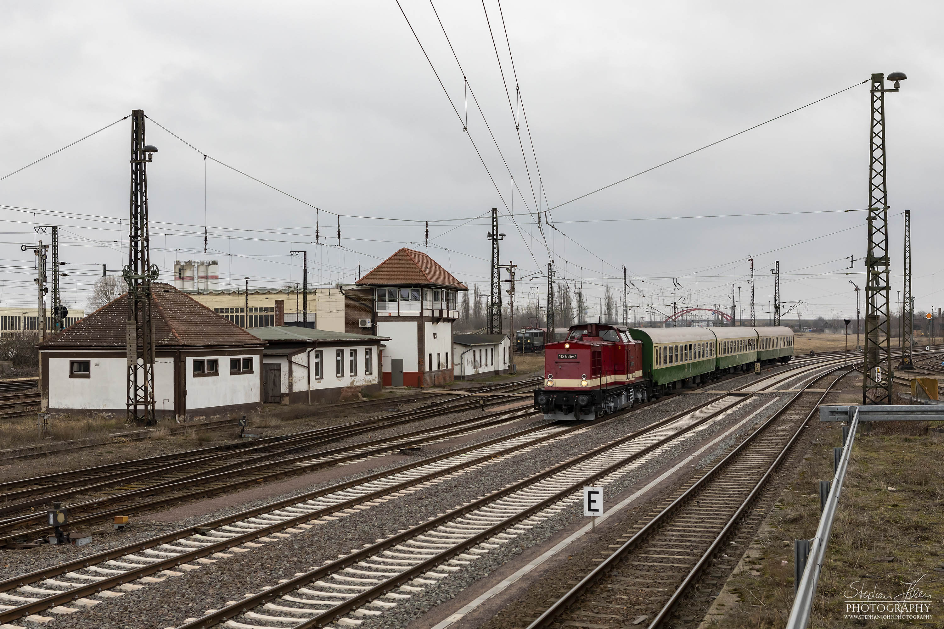 Zug 74338 mit Lok 112 656-7 von Bernburg nach Dessau Hbf im Bahnhof Köthen