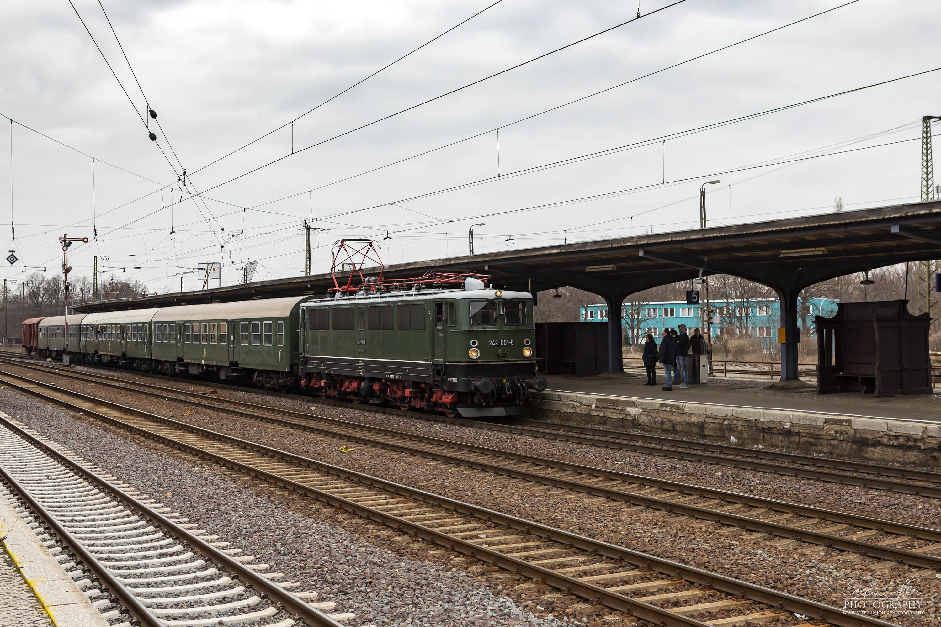 Zug 74326 mit Lok 242 001-6 aus Calbe Ost erreicht den Zielbahnhof Köthen