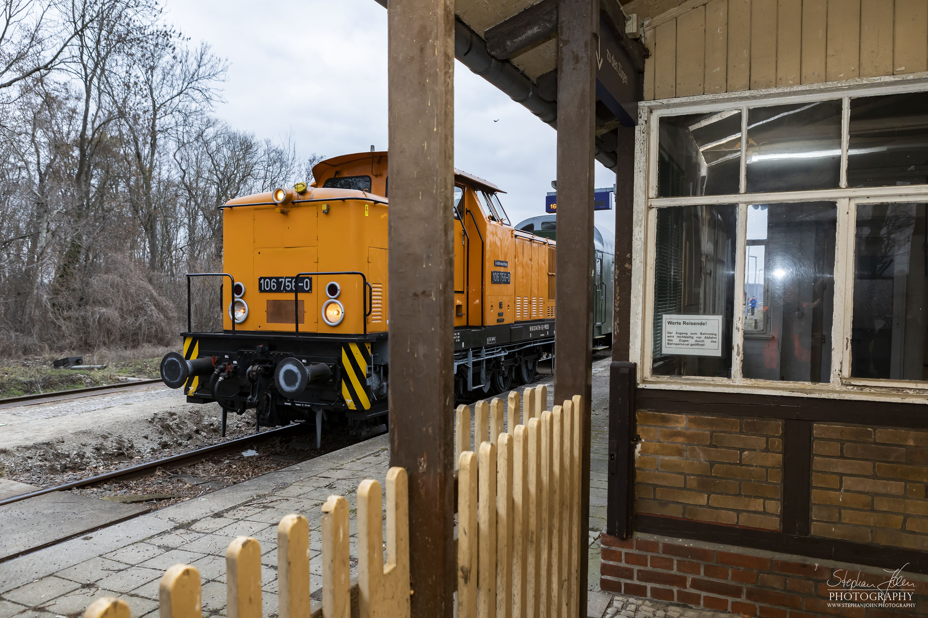 Zug 88932 mit Lok 106 756-0 steht im Bahnhof Dessau Mosigkau und wartet auf die Abfahrt nach Köthen