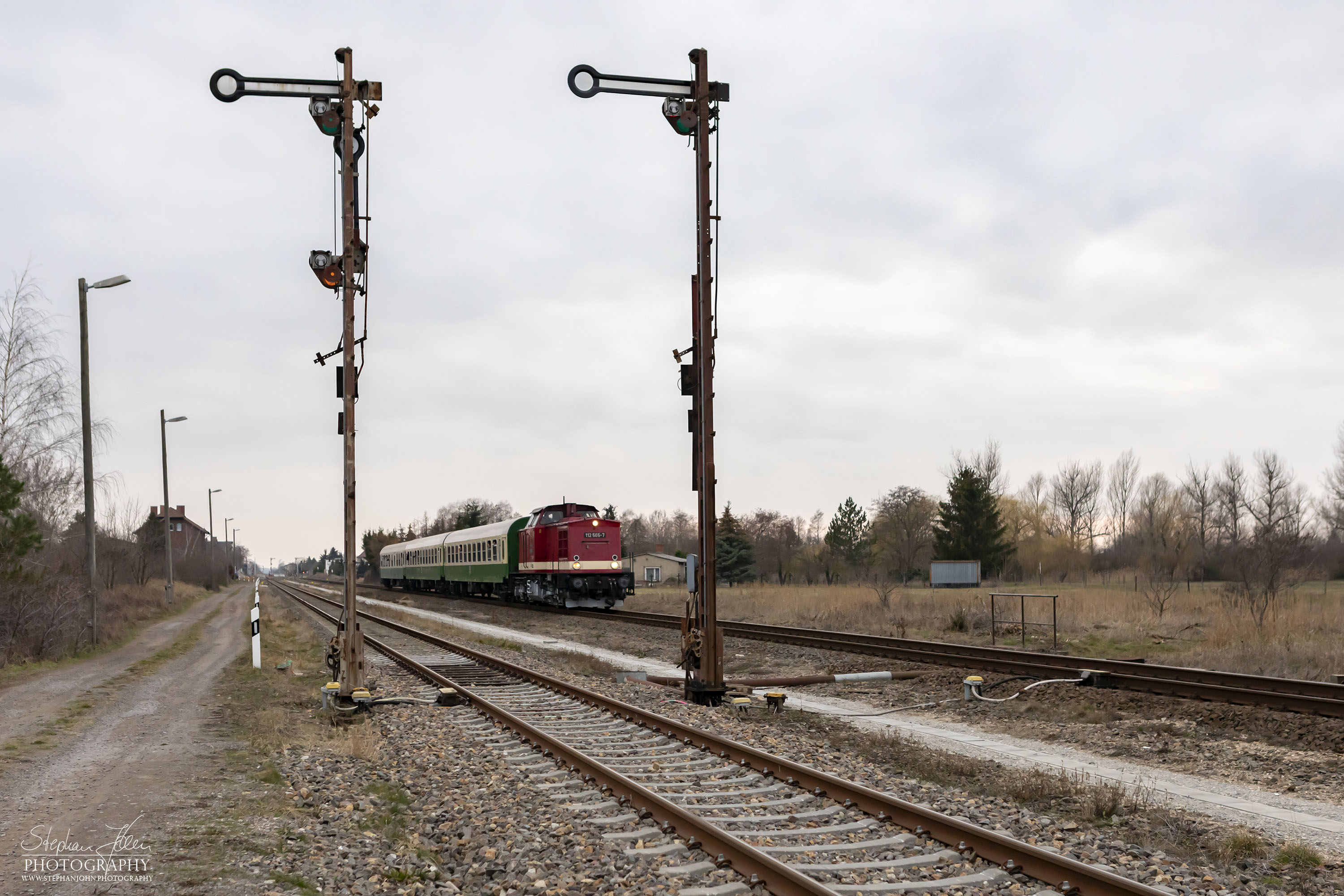 Zug 74325 mit Lok 112 565-7 nach Dessau Hbf  wartet in Elsnigk auf Kreuzung mit Zug 80474.