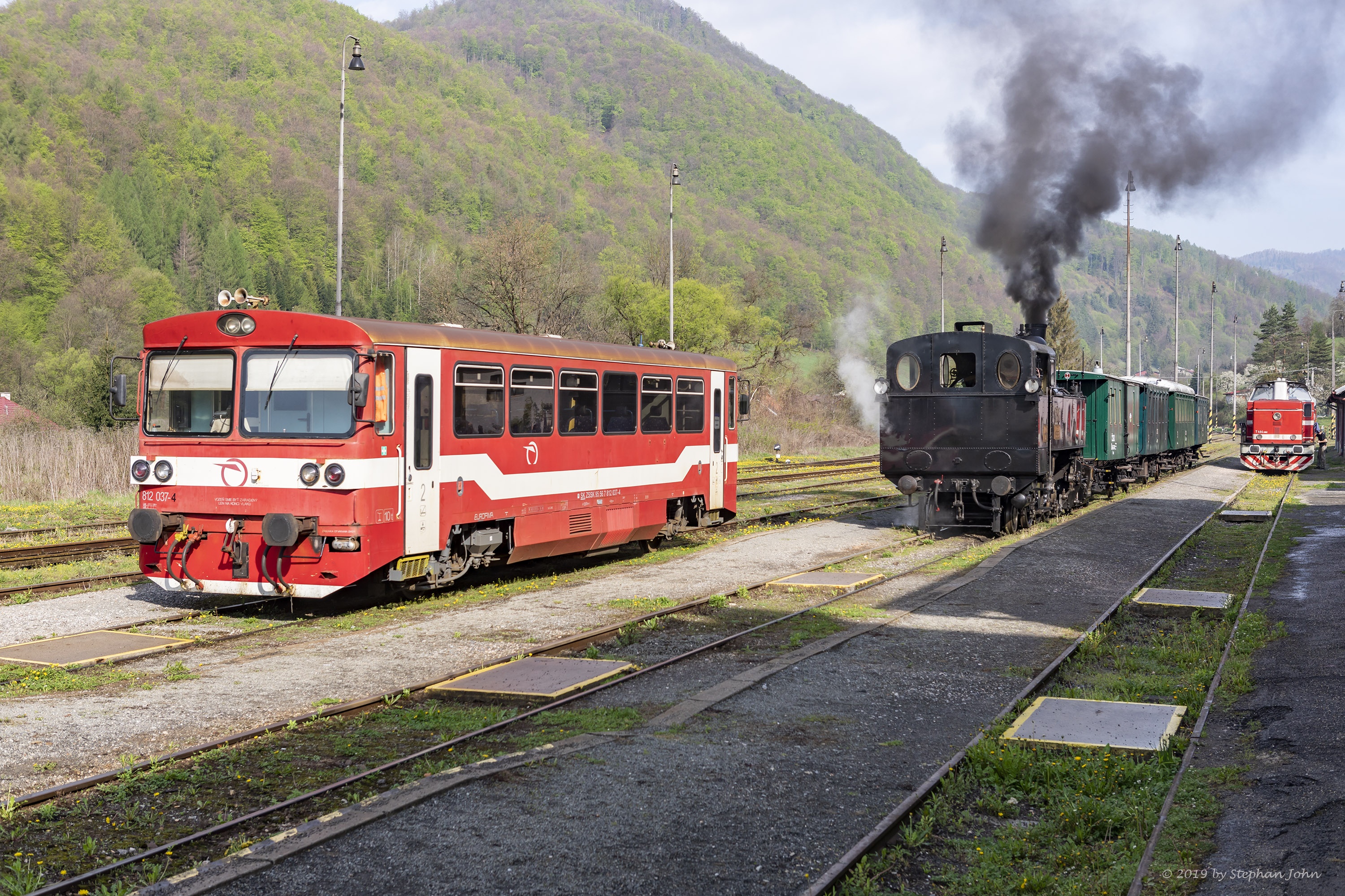 <p>Der Zug nach Zbojská steht im Bahnhof Tisovec bereit. Auf dem linken Nebengleis steht noch der angekommene Zug Os 6706 aus Rimavska Sobota.</p>
