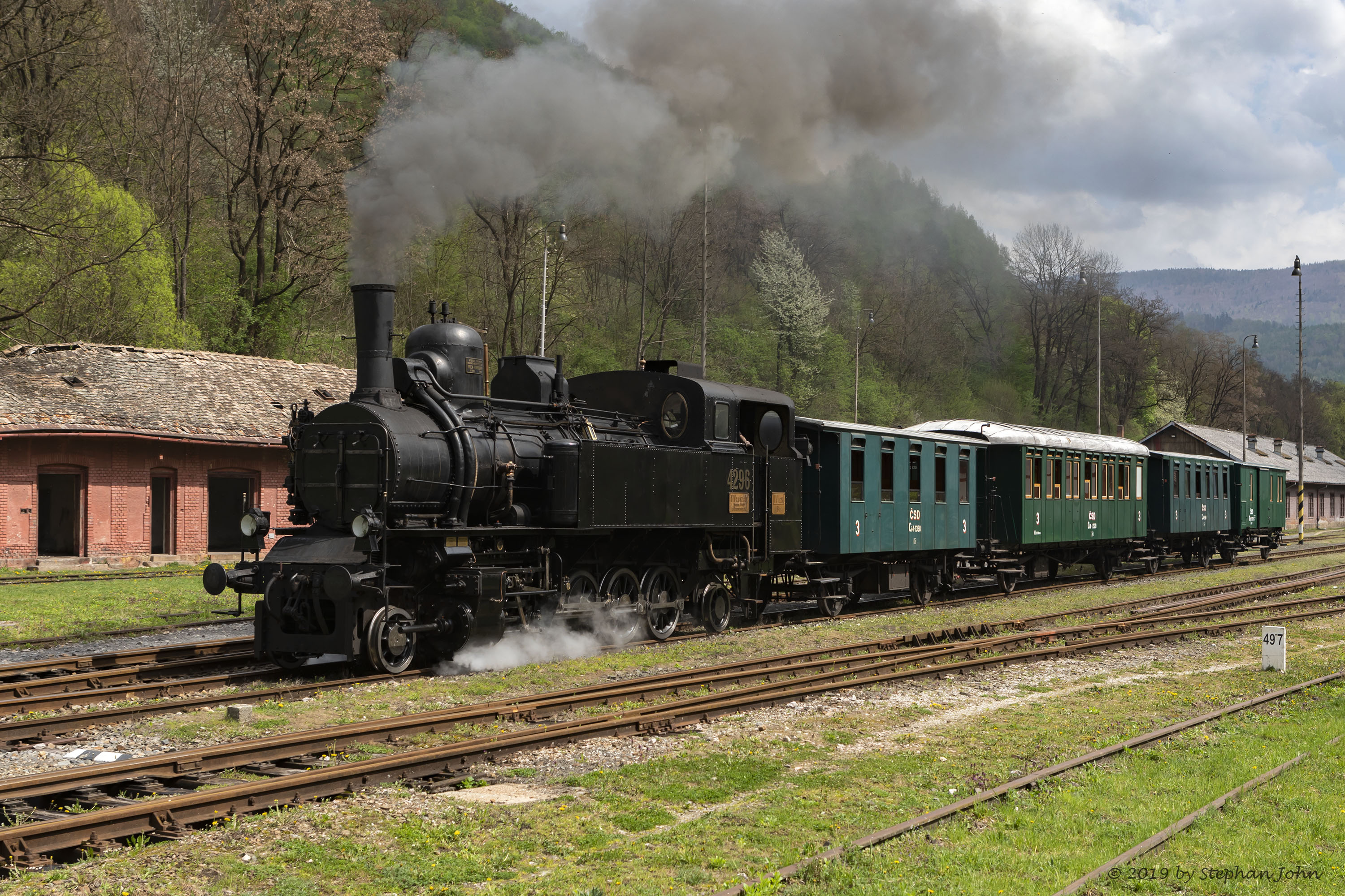 <p>Dampfzahnradbahn Tisovev - Zbojská in der Slowakei verlässt den Bahnhof Tisovec</p>