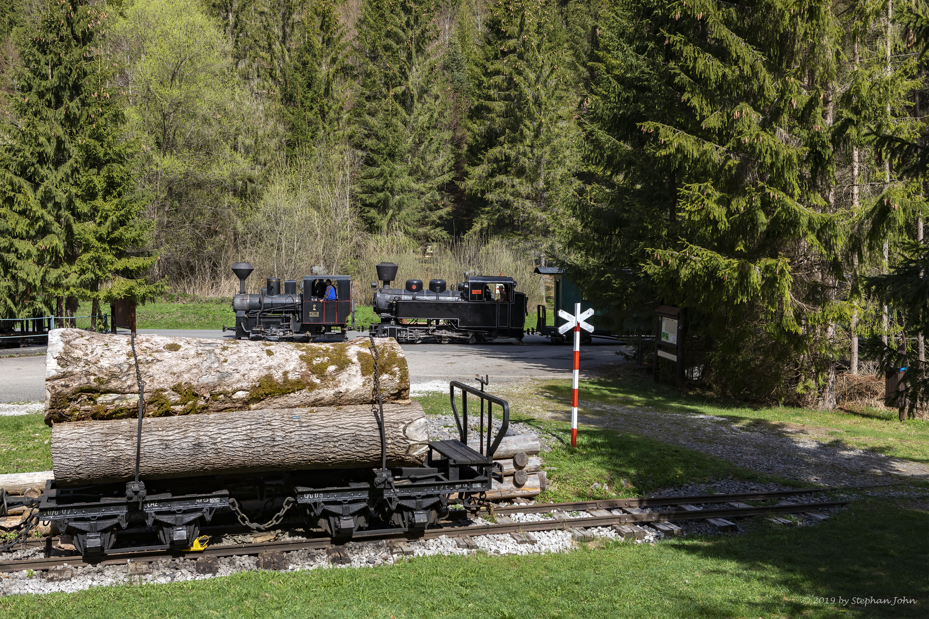 <p>Ein Zug der Waldbahn dampft mit zwei Lokomotiven die Strecke in Richtung Vydrovo entlang. Hier erreicht der Zug den Bahnhof Korytárske</p>