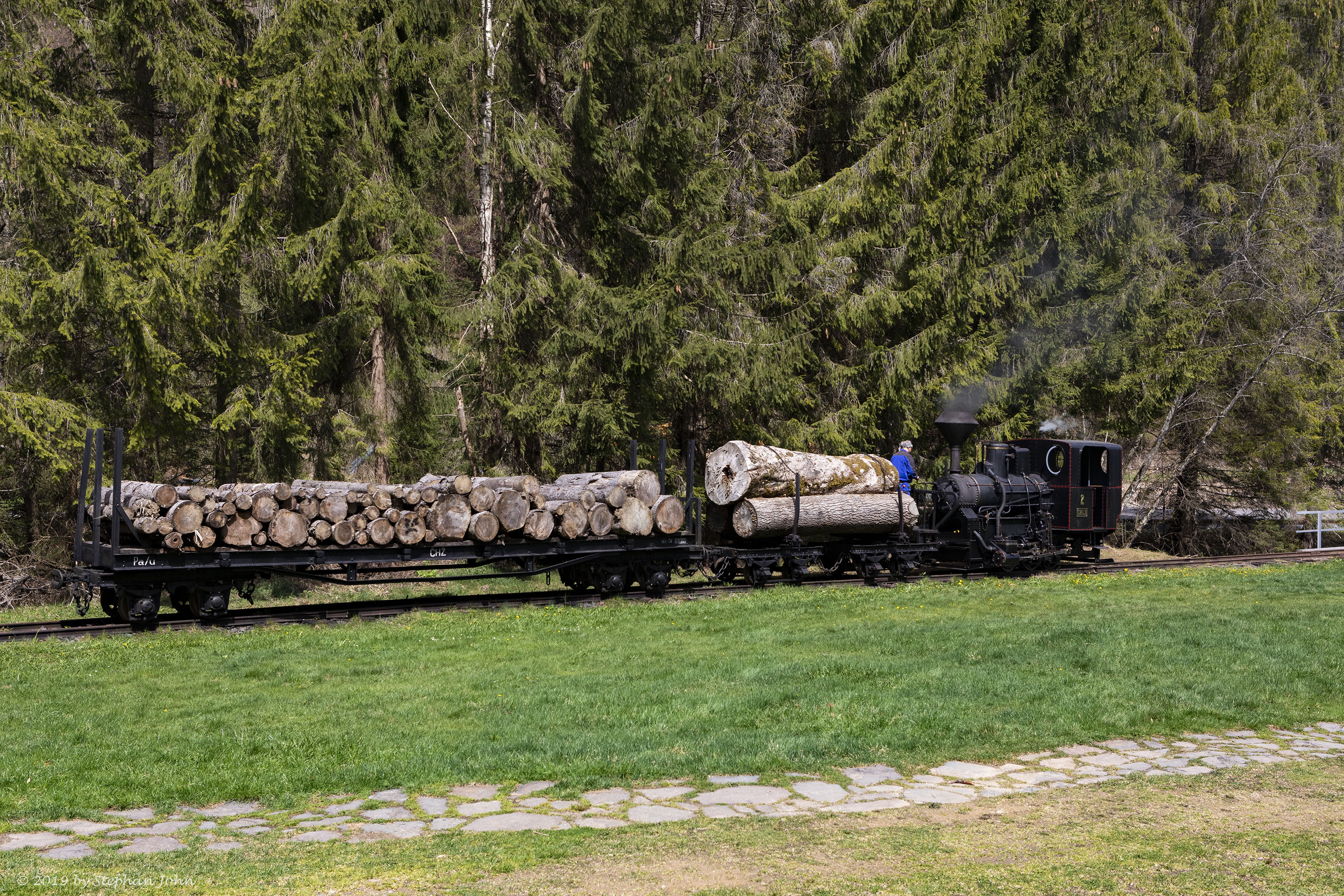 <p>Beladene Holzwagen werden aus dem Anschlussgleis am Bahnhof Korytárske geholt</p>