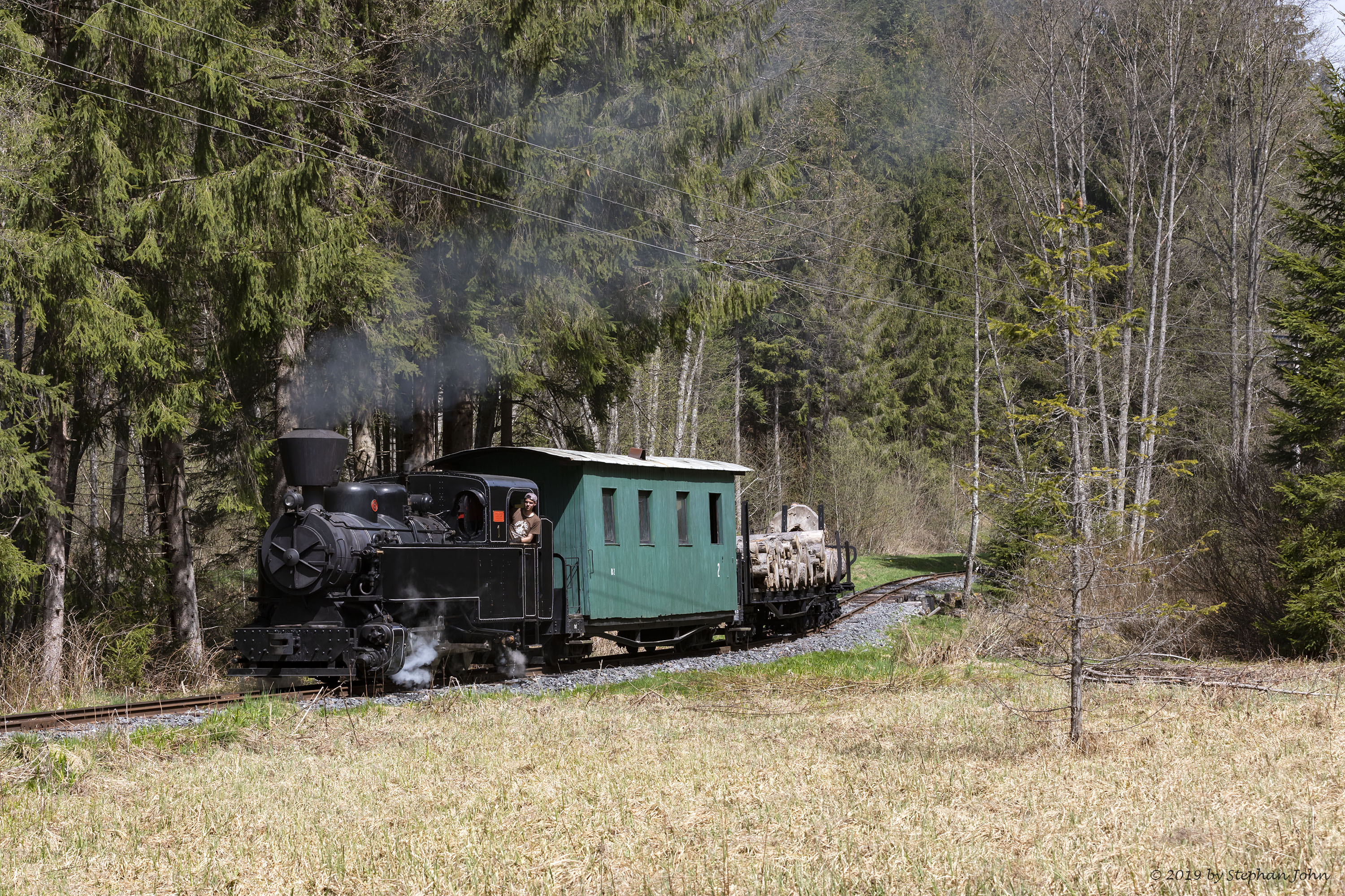 <p>Ein Holzzug der Waldbahn Čierny Balog kurz vor dem Bahnhof Vydrovo</p>