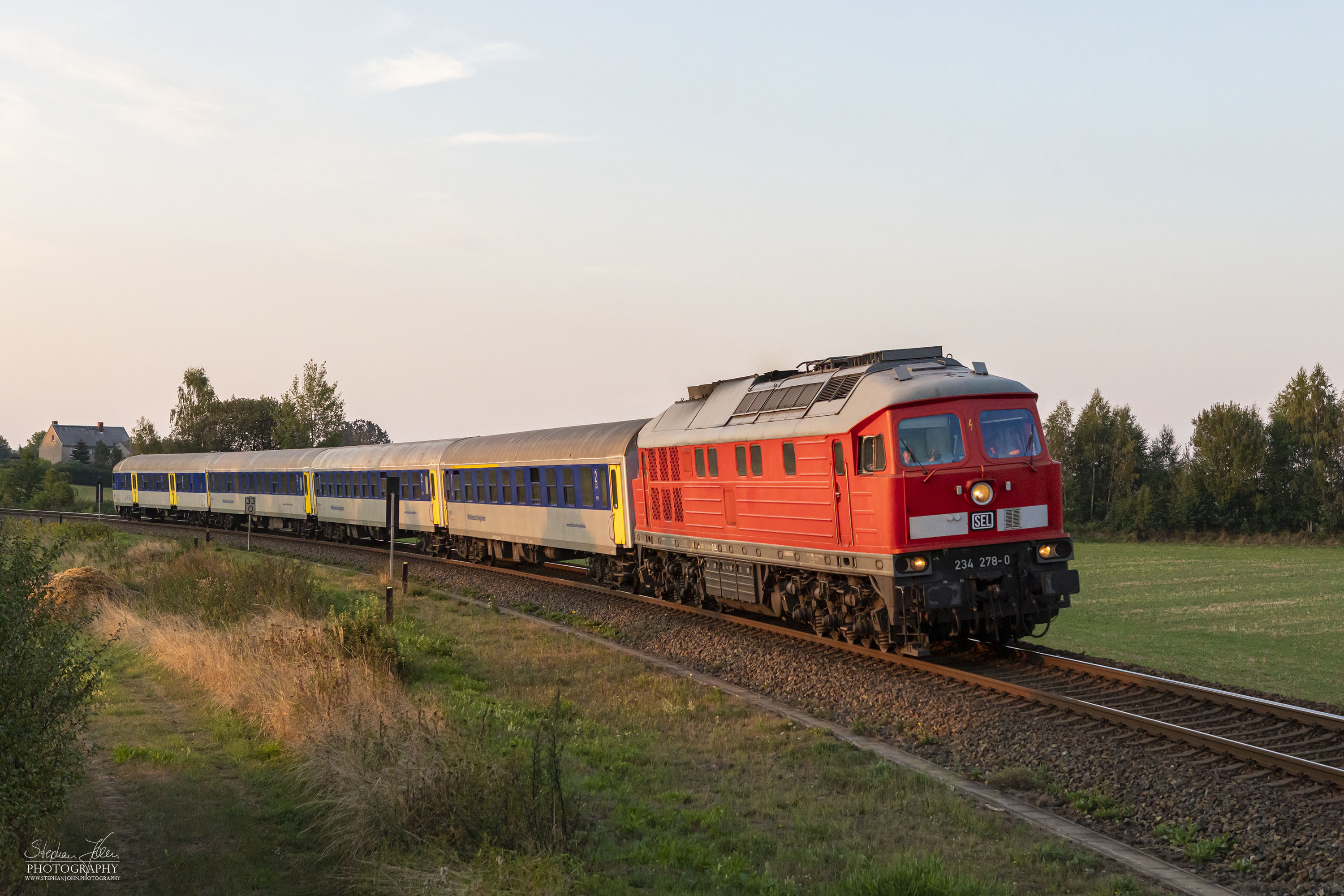 Zug 27755 der MRB von Chemnitz nach Leipzig. Wegen Bauarbeiten beginnt der Zug in Chemnitz-Küchwald. Bespannt ist der Zug mit Lok 234 278-0 der SEL, da die Planlok nicht verfügbar ist.